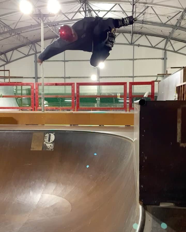 安床武士のインスタグラム：「Wall to Air. 細かいこだわりを積み重ねる楽しさ👌 @usdskates  @goodskates_inc  @canamonroad_japan  @lzbn_official  @papasu1048  #usdskates #usdaeon #aeon72 #rollerblading #inlineskate #rollerfreestyle #インラインスケート #ローラーブレード #takeshiyasutoko #安床武士」