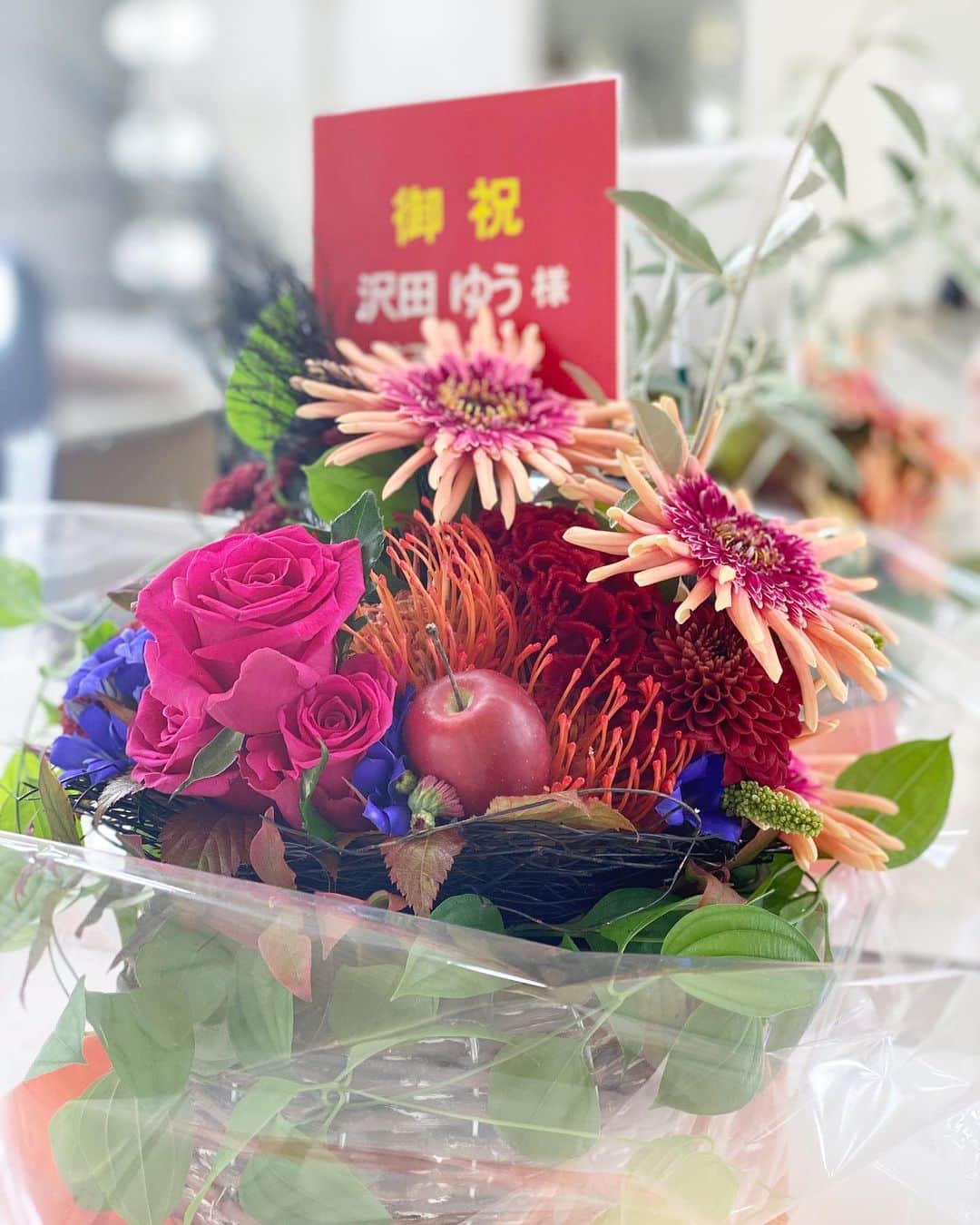 沢田ゆうのインスタグラム：「とっても素敵な花束💐🍎🍂﻿ 皆さま、いつも本当にありがとうございます。﻿ @kao_official_jp﻿ 花王さんから﻿ 来年５月発売予定の新商品、お楽しみに💓﻿ #kao﻿」