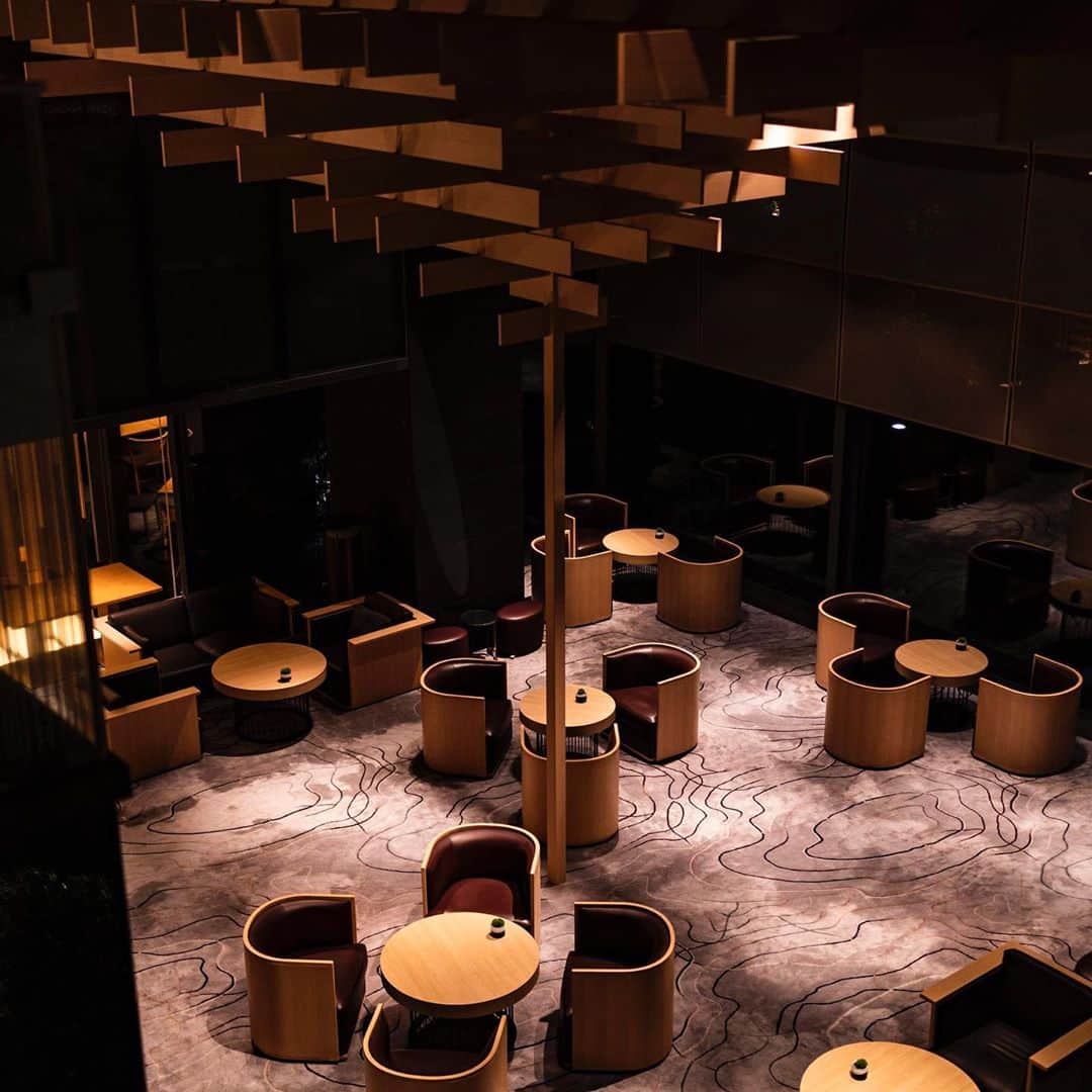 ザ・キャピトルホテル 東急 公式さんのインスタグラム写真 - (ザ・キャピトルホテル 東急 公式Instagram)「ラウンジ「ORIGAMI」の頭上に見えるのは日本を代表する建築家、隈 研吾氏デザインの「斗栱（ときょう）」。夜は日中とはまた違った静謐な空間を演出します。  At Lounge "ORIGAMI", what you can see overhead is “Tokio(To-kyo)”, designed by world-renowned architect Kengo Kuma. The impression of this structure changes in the night, creating tranquil atmosphere.  #thecapitolhoteltokyu #ザキャピトルホテル東急 #thepreferredlife #forbestravelguide #FutureTravelGuide #TogetherInTravel #architecture #建築 #隈研吾 #kengokuma #japanesearchitecture」10月30日 18時00分 - thecapitolhoteltokyu