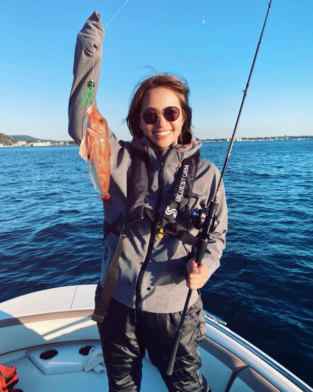 水崎綾女さんのインスタグラム写真 - (水崎綾女Instagram)「2回目の釣り大会も、残り5分でホウボウ釣り上げたよ🎣💕1回目の釣り大会では残り5分でシイラだったから、サイズはちょっと今回は小さめのフィッシングで終。鰤とかおっきいお魚も釣りたいな◡̈♥︎ 今年中にあと1回は釣りに行きたい。 虫触れるないから、ルアーでお願いします。笑 #釣り #🎣 #フィッシング #fishing #fishinglife #fishing🎣  #ホウボウ」10月30日 18時04分 - misakiayame