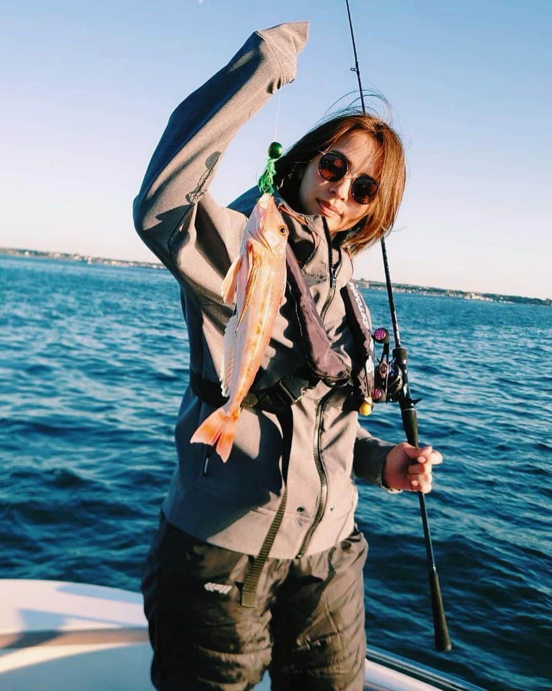 水崎綾女さんのインスタグラム写真 - (水崎綾女Instagram)「2回目の釣り大会も、残り5分でホウボウ釣り上げたよ🎣💕1回目の釣り大会では残り5分でシイラだったから、サイズはちょっと今回は小さめのフィッシングで終。鰤とかおっきいお魚も釣りたいな◡̈♥︎ 今年中にあと1回は釣りに行きたい。 虫触れるないから、ルアーでお願いします。笑 #釣り #🎣 #フィッシング #fishing #fishinglife #fishing🎣  #ホウボウ」10月30日 18時04分 - misakiayame