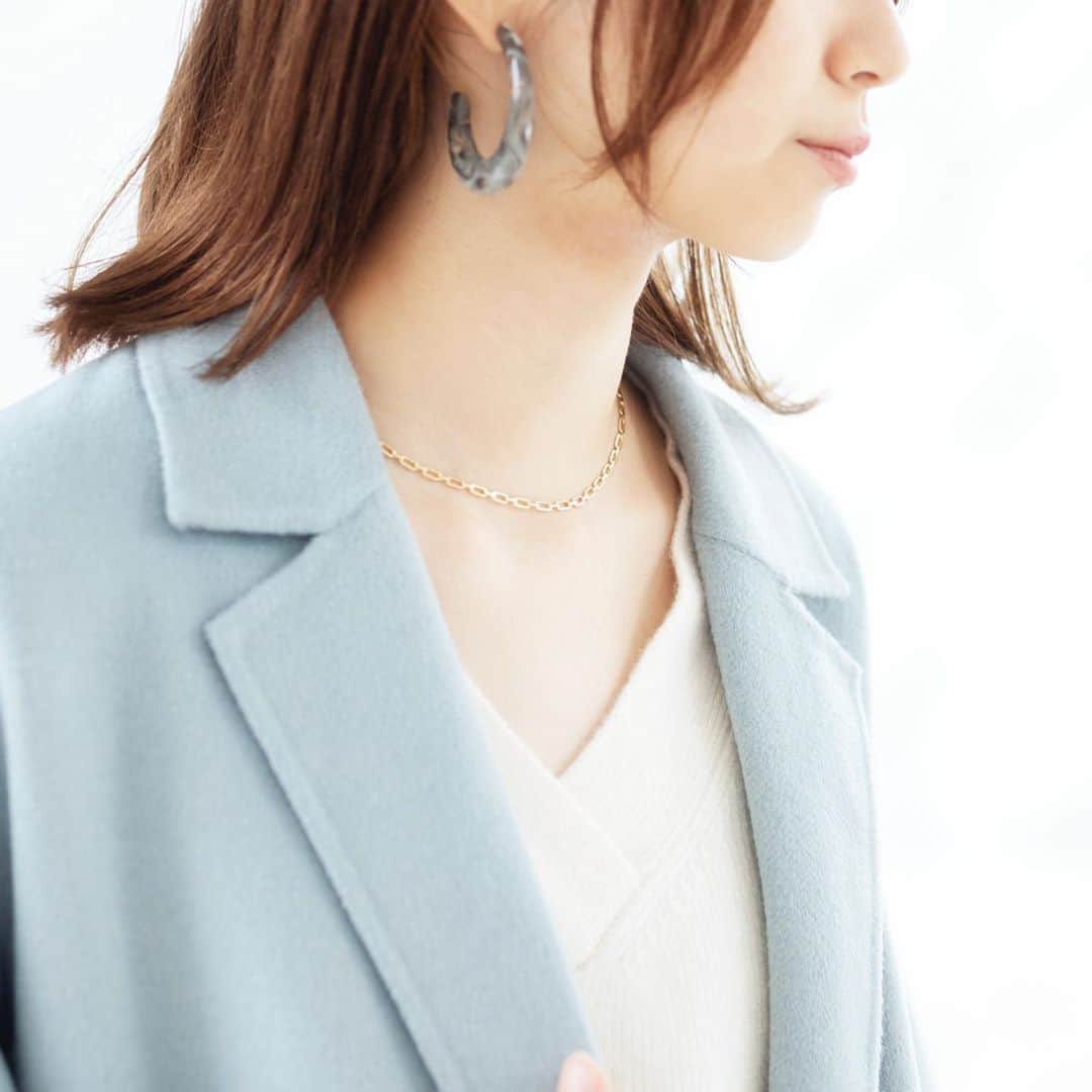 INDIVIのインスタグラム：「- recommended item-﻿ ﻿ ﻿ 顔まわりをすっきり見せてくれる﻿ チェスターコート。﻿ 滑らかで光沢感のある素材により、﻿ 抜け感あるスタイリングが叶います。﻿ 裾部分の深めのスリットにより、ロングコートでも動きやすくかつ、シャープな雰囲気漂うアイテムに仕上っております！﻿ ﻿ ﻿ ✴︎coat.¥31,900(税込)﻿ ✴︎no.127-99062 ﻿ ﻿ #INDIVI﻿ #インディヴィ」