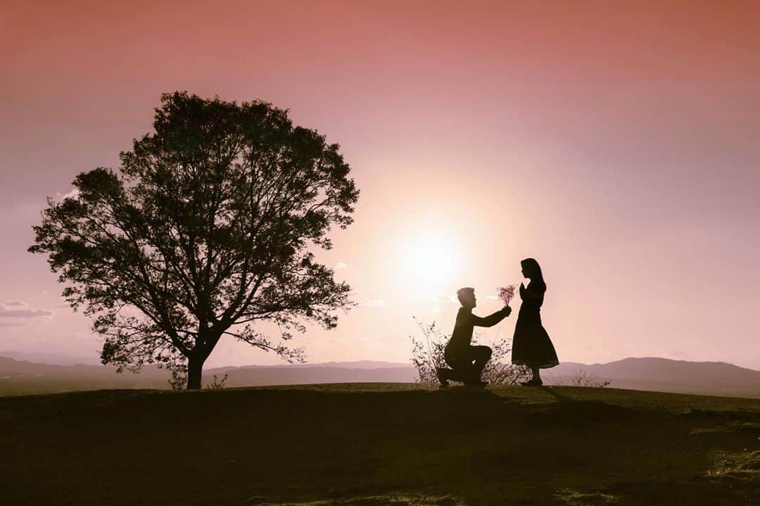 kyoko_zzzのインスタグラム：「Romantic silhouette🖤  . ウェディングフォトでしょうか。素敵なシルエットだったので、お願いして横から撮らせて頂きました💓   . #若草山 #シルエットロマンス部 #silhouettephotography」