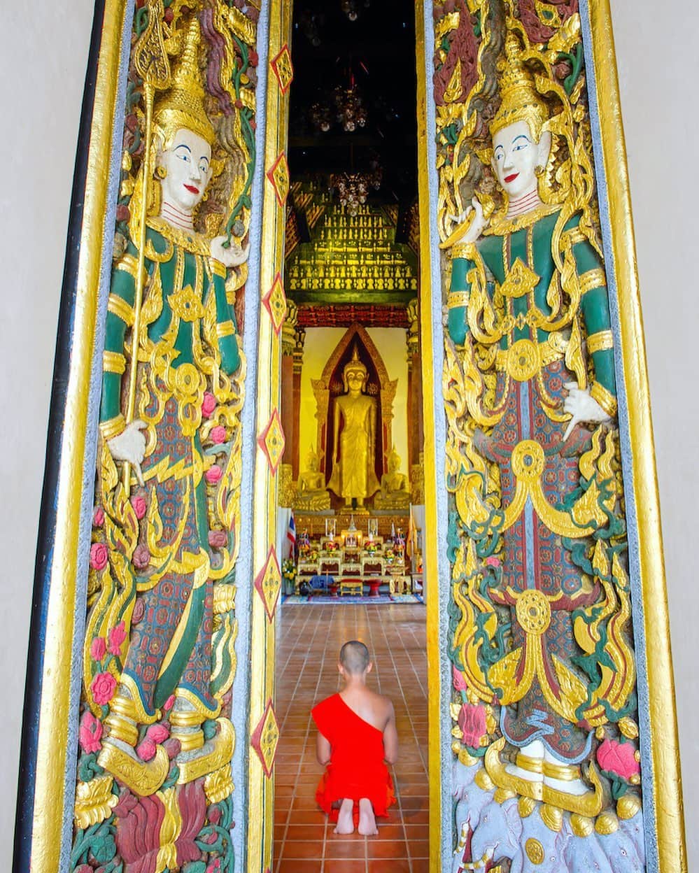 タイ国政府観光庁さんのインスタグラム写真 - (タイ国政府観光庁Instagram)「・﻿ ＼✨今週も1週間お疲れ様でした✨／﻿ ﻿ 200年以上の歴史を誇るナーンの寺院「ワット・ブン・ユーン」の写真をお届け📸﻿ ﻿ 王室寺院としても知られる、ワット・ブン・ユーン🙏﻿ 木製の扉には、守護天使の彫刻が施されています👼✨﻿ ﻿ ちなみに「ユーン（yuen）」は、タイ語で「立つ」の意味👫﻿ まさに、本尊の立ち姿から由来しています😌﻿ ﻿ 皆さま、体調に気をつけてよい週末をお過ごしください☺️﻿ ﻿ #タイ #ナーン #ワットブンユーン #タイ寺院 #お寺巡り #お寺好きな人と繋がりたい #歴女 #こんなタイ知らなかった #もっと知りタイ #タイを知りつくす #タイ旅行 #旅好きな人と繋がりたい #旅行好きな人と繋がりたい #海外旅行 #thailand #nan #nantrip #watbunyuen #temple #thainess #amazingthailand #thailandtravel #thailandtrip #thai #thaistagram #lovethailand」10月30日 18時08分 - amazingthailandjp