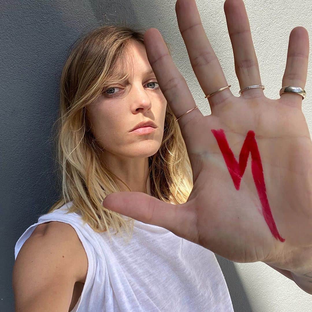 アニヤ・ルービックのインスタグラム：「Dzisiaj przed nami kolejny dzień protestów. Wiem, że jest wam ciężko, wiem, że próbują nas zastraszyć jednak jesteśmy silniejsze i silniejsi! Jak nam się teraz nie uda to boję się, że nie dostaniemy drugiej szansy. Mamy dość ciągłej walki o nasze  prawa, o prawa które mają wszystkie kobiety w pozostałych krajach Unii Europejskiej! Dlaczego my mamy być traktowane inaczej? Dlaczego to Polski rząd nie ufa Polskim kobietom i rodzinom? Czy nie jesteśmy w stanie podjąć właściwych decyzji? Dlaczego Polski rząd skazuje Polskie rodziny na cierpienie, nienawiść i podziały!? Gdzie jest wsparcie, empatia i zaufanie dla własnych obywateli? #powiedzkomuś #strajkkobiet #prawakobiet #prawaczłowieka #wyroknakobiety #wyroknarodziny #wyroknapolskę  (ENG👇) Another day of protests ahead of us.  I know it's hard, I know they are trying to intimidate us, but we are stronger! If we fail now ... I am afraid that we will not get a second chance.  We are fed up with this constant fight for our basic rights, for the rights that all women in the rest of the European Union have! Why should we be treated differently? Why is the Polish government not trusting it’s own women to make the right decisions? Why is the government condemning Polish families into a life of pain and division?! Where is the empathy, support and trust from the leaders?」