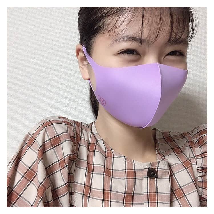 凛美さんのインスタグラム写真 - (凛美Instagram)「🎀🤍🍑﻿ ﻿ nicola12月号発売されました！﻿ かなみちゃんらしい、韓国ガーリーな﻿ かわいいかわいい表紙が目印です！﻿ ﻿ 付録は卒モの香音ちゃんが﻿ プロデュースする、KOLMEBABYの﻿ ロゴ入りマスクとマスクポーチです！﻿ とっても可愛くてお気に入り☺︎﻿ ﻿ ﻿ ﻿ そしてそして！﻿ 7800followerありがとうございます！﻿ 1歩目標に近づけていて嬉しいです🌱﻿ ﻿ ﻿ ﻿ ﻿ 今月も読み応えたくさんなので﻿ ぜひゲットしてくださいね🍒﻿ #nicola#ニコラ#12月号#韓国#韓国ガーリー#ピンクガーリー#香音 ちゃん#KOLMEBABY#コルミーベイビー#コルミー#ニコモ#ノーメイク#ノーマルカメラ#ハロウィン#おうちでハロウィン#🎃」10月30日 18時11分 - rimi_kenon_official