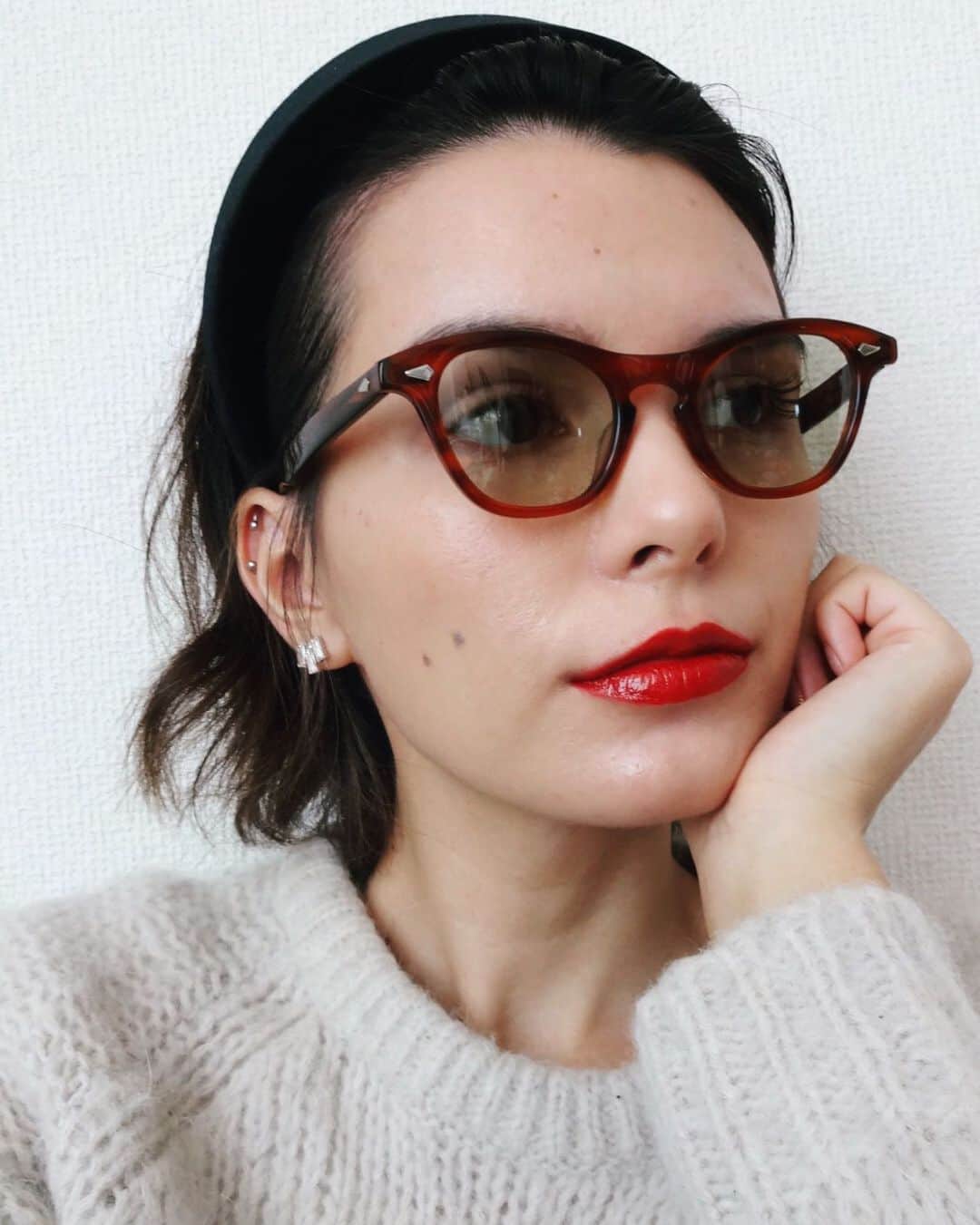 ケリーアンのインスタグラム：「ガーリーじゃなくカチューシャをしたい気分🤓❤️ …でも、たまにはモテそうな白ニットだって着たい😂秋冬は赤リップで気分もあげたいしね💋  女子って複雑よねw」