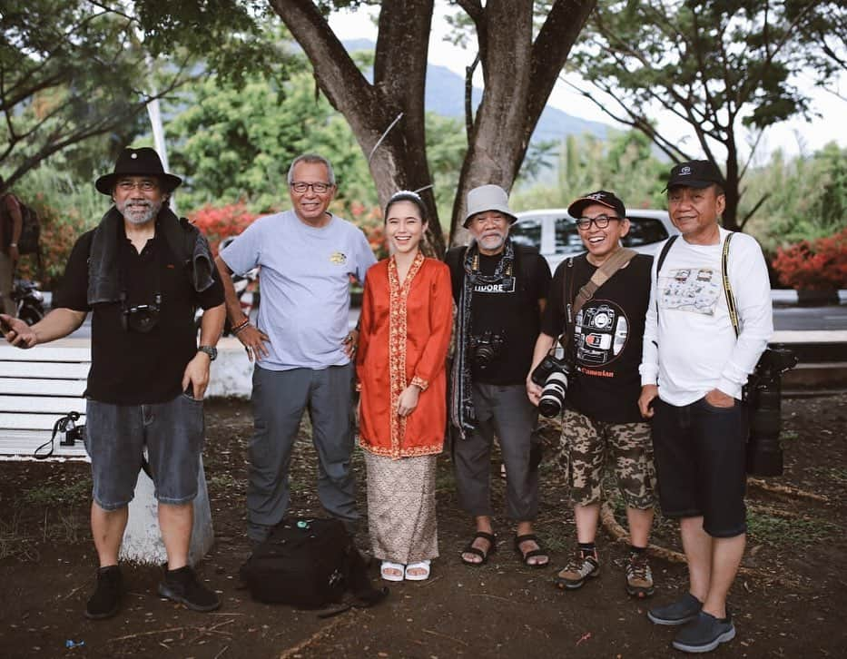 ジェニファー・ラヘル・ナタシャさんのインスタグラム写真 - (ジェニファー・ラヘル・ナタシャInstagram)「Di Tidore bersama bapak-bapak group WA 😂✌🏼 @pesonaid_travel  @roybw  @arbainrambey  @darwis_triadi  @harridaryanto  @willy_priatmanto」10月30日 18時13分 - rclnatasyaa