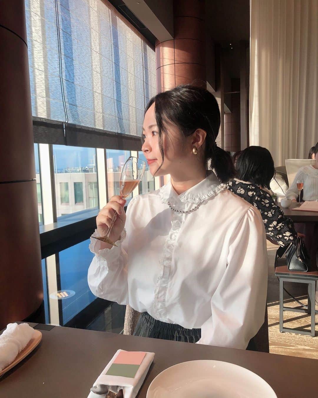 のインスタグラム：「☕︎ こんな顔してますけど、ノンアルコールです🥵 #aftarnoontea  #フォーシーズンズホテル東京大手町　　 @fsotemachi」