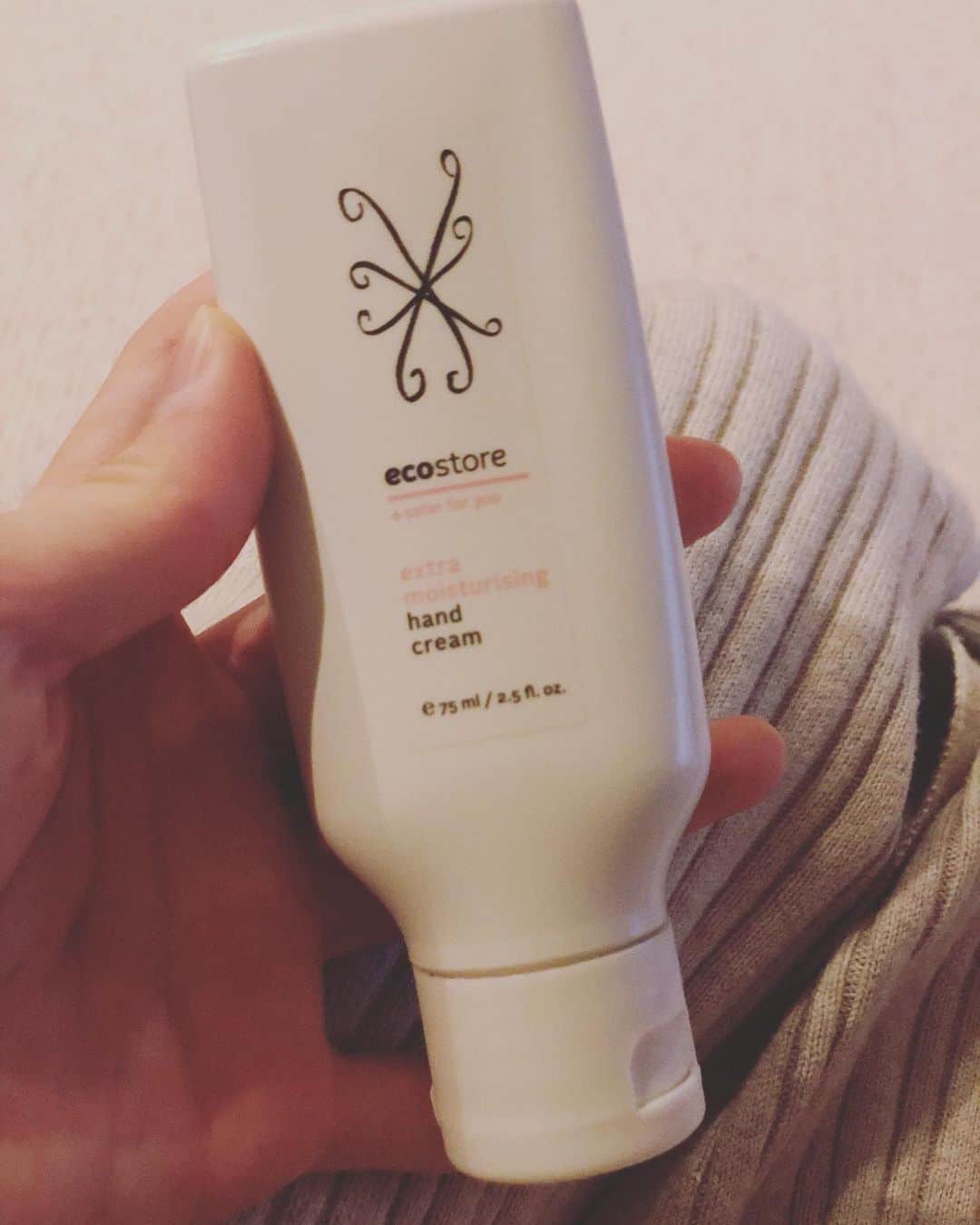 英玲奈のインスタグラム：「もう何年もリピートしてる @ecostore.jp  の　#ハンドクリーム　 最近乾燥してるしよくアルコールつけるから必需品です。 香りがきつくなくて家事の邪魔にならないのがお気に入り。」