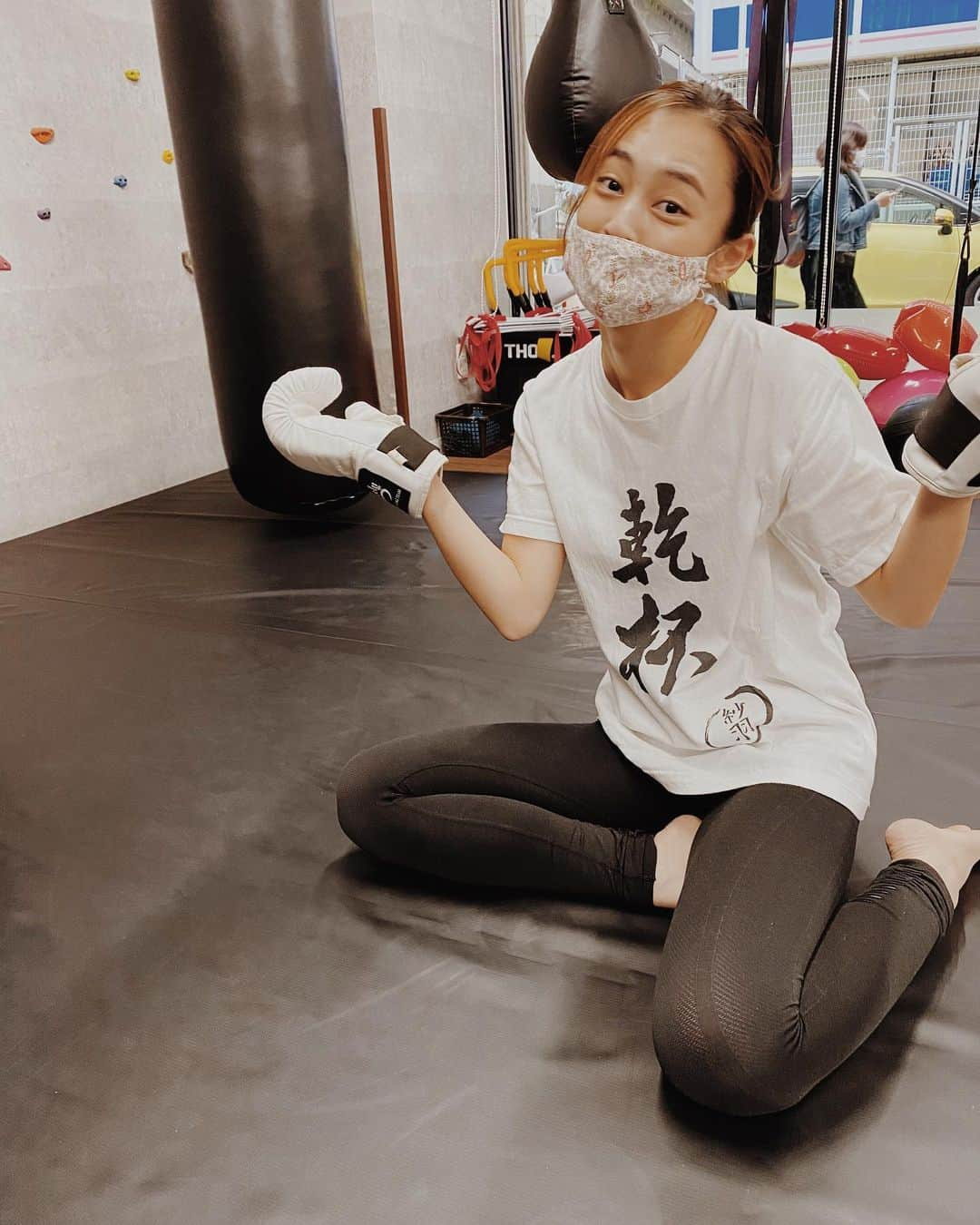 滝裕可里さんのインスタグラム写真 - (滝裕可里Instagram)「_ 不真面目なTシャツで 真面目にトレーニング🥊😚  じっくり動くヨガにプラスして 瞬発的な動きの運動を入れると めっちゃ気持ちいい！整った！  でもヘロヘロー🤤  #キックボクシング #年季の入った幻徳T #みんな元気かなー #仮面ライダービルド」10月30日 18時22分 - takiyukari_official