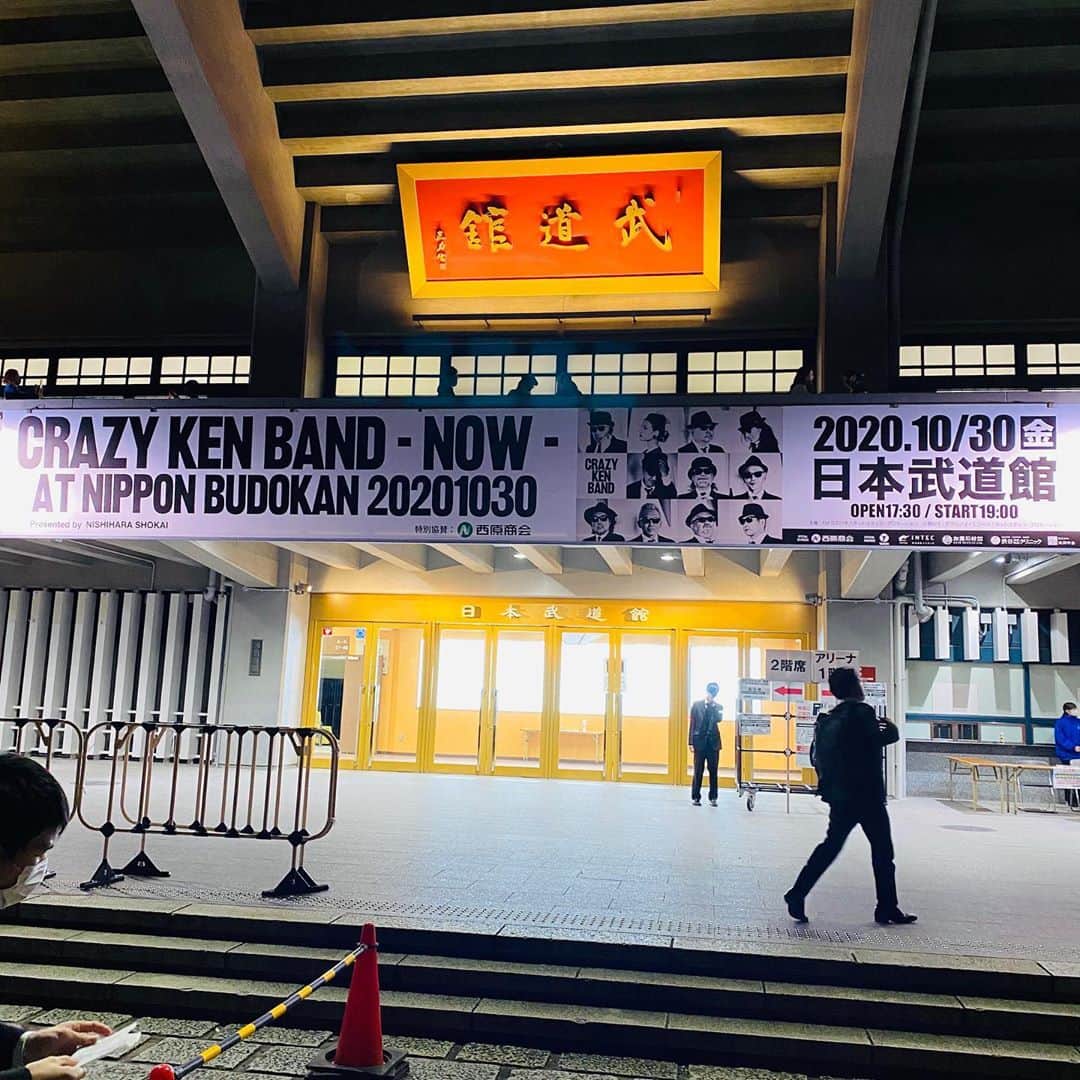 佐藤尚之のインスタグラム：「昨晩の藤井風に引き続き、2晩連続で武道館！  今日はクレイジーケンバンド！  とはいえ、今日の昼は福岡にいたという鬼スケジュールなんですがw  #ckb  #クレイジーケンバンド  #むしろ武道館に泊まりたかった」