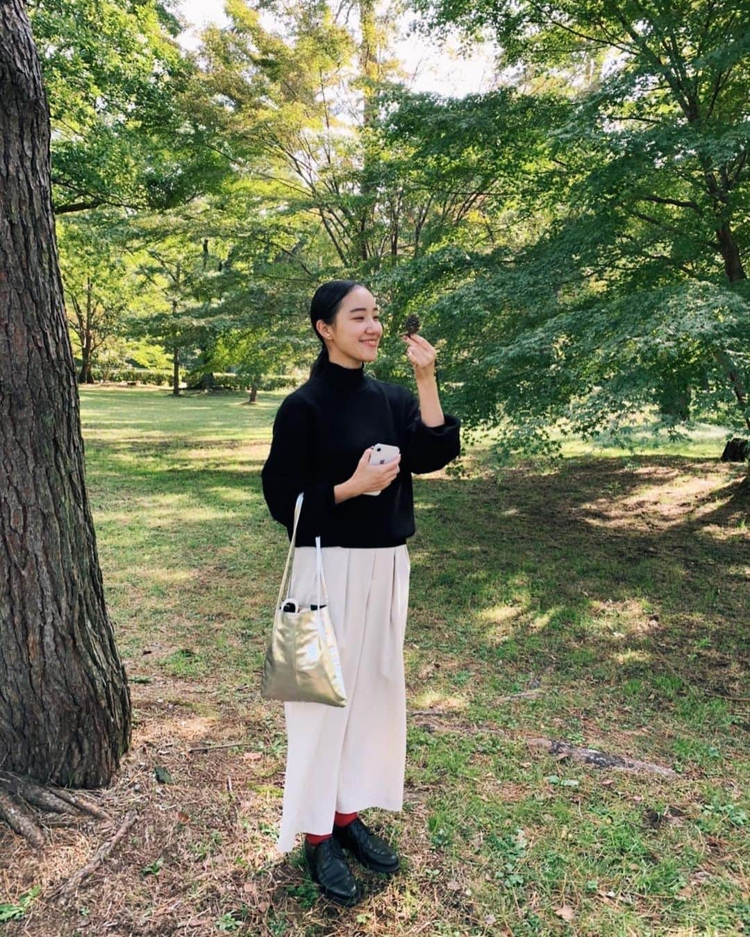 赤坂由梨さんのインスタグラム写真 - (赤坂由梨Instagram)「ㅤㅤㅤ 自然大好き人間たち🍁🌲ㅤㅤㅤ  朝の京都御苑をお散歩。 森の中にポツンとある「森の文庫」は 自然にまつわる子供用の本がいっぱい並んでいて 近くのベンチで自由に読むことができたよ〜ㅤㅤㅤ  ㅤㅤㅤ #京都 #京都御苑 #京都旅行 #kyoto #森の文庫」10月30日 18時23分 - __fuyuri