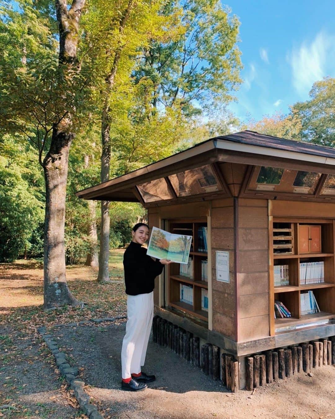 赤坂由梨のインスタグラム：「ㅤㅤㅤ 自然大好き人間たち🍁🌲ㅤㅤㅤ  朝の京都御苑をお散歩。 森の中にポツンとある「森の文庫」は 自然にまつわる子供用の本がいっぱい並んでいて 近くのベンチで自由に読むことができたよ〜ㅤㅤㅤ  ㅤㅤㅤ #京都 #京都御苑 #京都旅行 #kyoto #森の文庫」