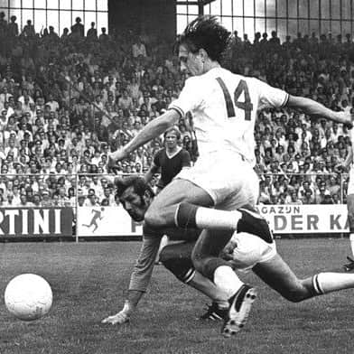 ヨハン・クライフのインスタグラム：「🔙 50 years ago today, Johan made his comeback after being out for months with an injury.  His usual number 9 was given to Gerrie Mühren, so Johan chose to take a different one: 1⃣4⃣.  Johan's superstition was the reason he kept wearing the legendary number. #14forever #CruyffLegacy」