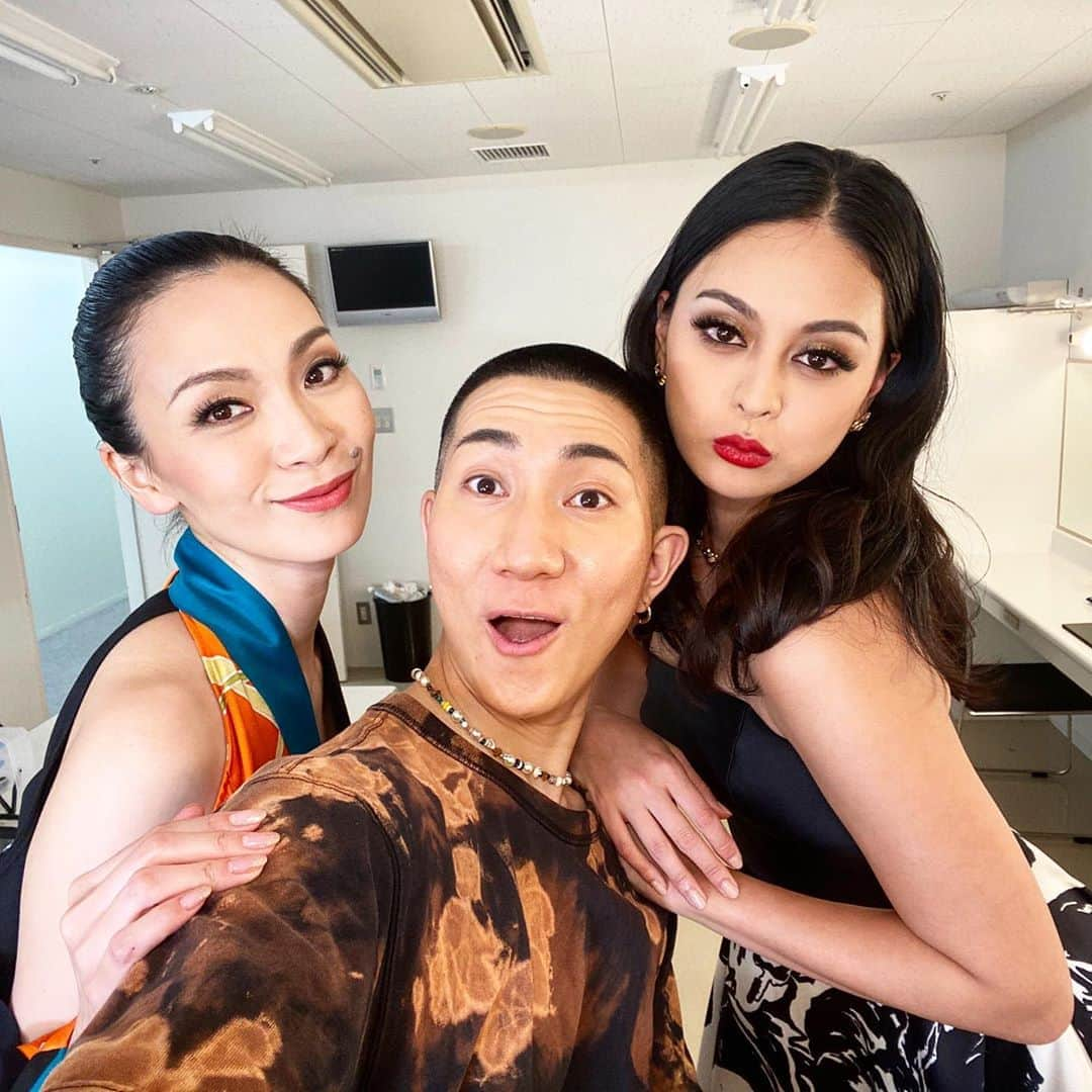 遊海 Yuumiのインスタグラム：「Behind the stage with my super senpai @miyakomiyazaki and amazing make up artist @kodomakeup ❤️❤️ love love love ❤️ #missuniversejapan #ミスユニバースジャパン2020 #ミスユニバースジャパン #missuniversejapan2018 #missuniversejapan2020 #empowering #empowerment #women #womenempowerment #sisterhood #pageantqueen」