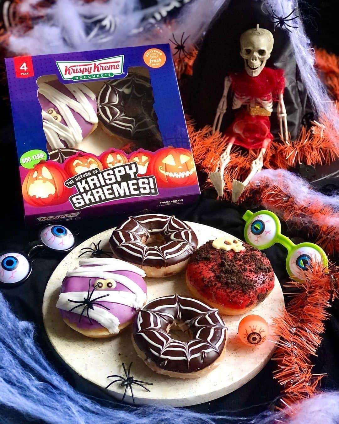 7-Eleven Australiaさんのインスタグラム写真 - (7-Eleven AustraliaInstagram)「Tick tock. Halloween is hours away and we've got the spooky snacks sorted! 🎃🍩 Need some last minute treats, like these Krispy Skremes? Grab them from your local #7ElevenAus. @krispykremeaustralia」10月30日 18時30分 - 7elevenaus