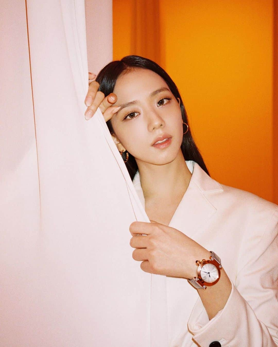 ジスさんのインスタグラム写真 - (ジスInstagram)「@cartier #pashadecartier #광고 💫 어느 날의 비하인드 사진」10月30日 18時34分 - sooyaaa__