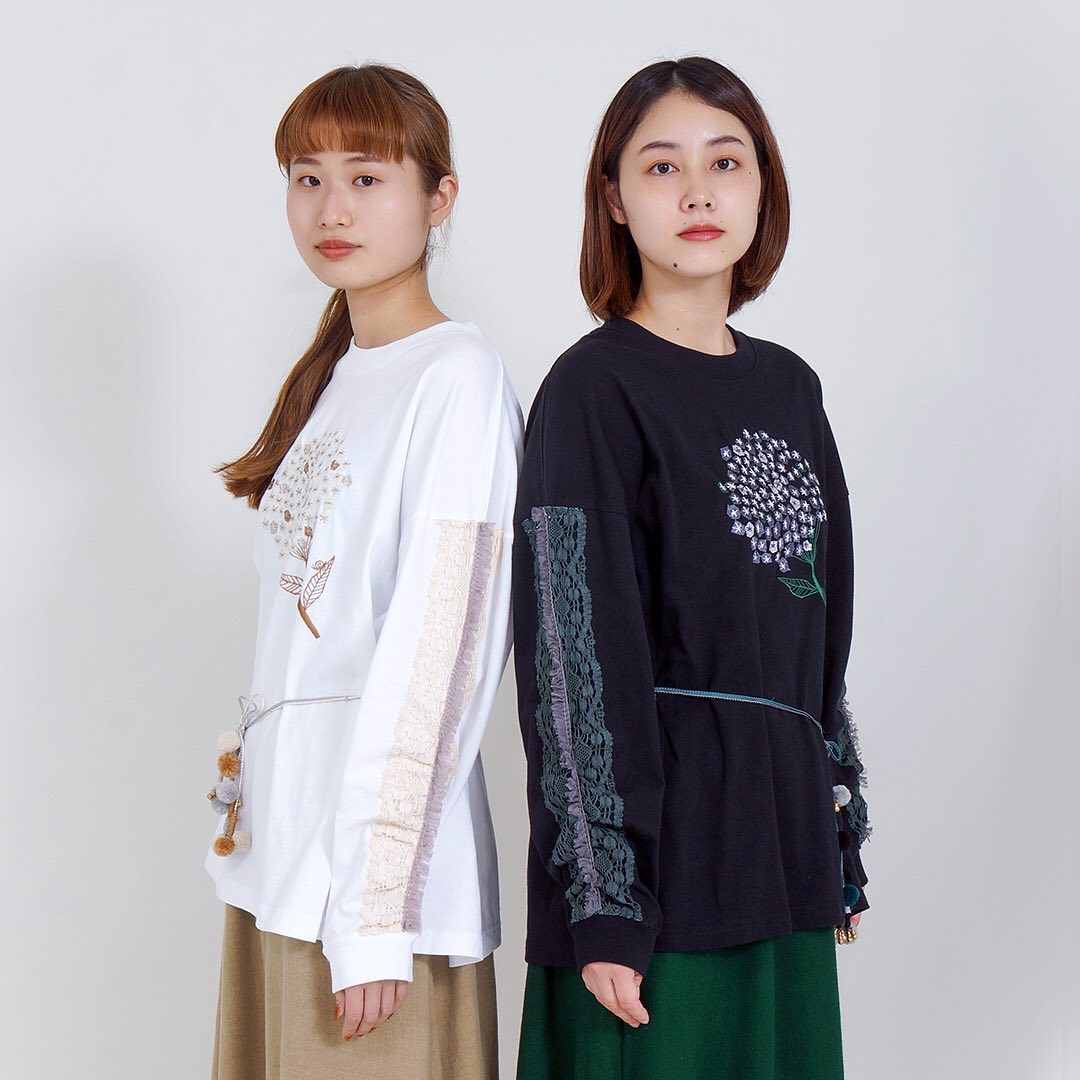marbleSUD(マーブルシュッド) のインスタグラム：「marble SUDのハンドメイドライン「rhythm」。秋冬の新作は、アジサイの刺繍をメンズライクな長袖Tシャツに大胆にあしらった、リメイク風デザイン。レースやリボン、ポンポンチャームなど、こだわりがぎゅっとつまった一枚です。ウエストリボンのアレンジで、幅広い着こなしをお楽しみいただけます。」