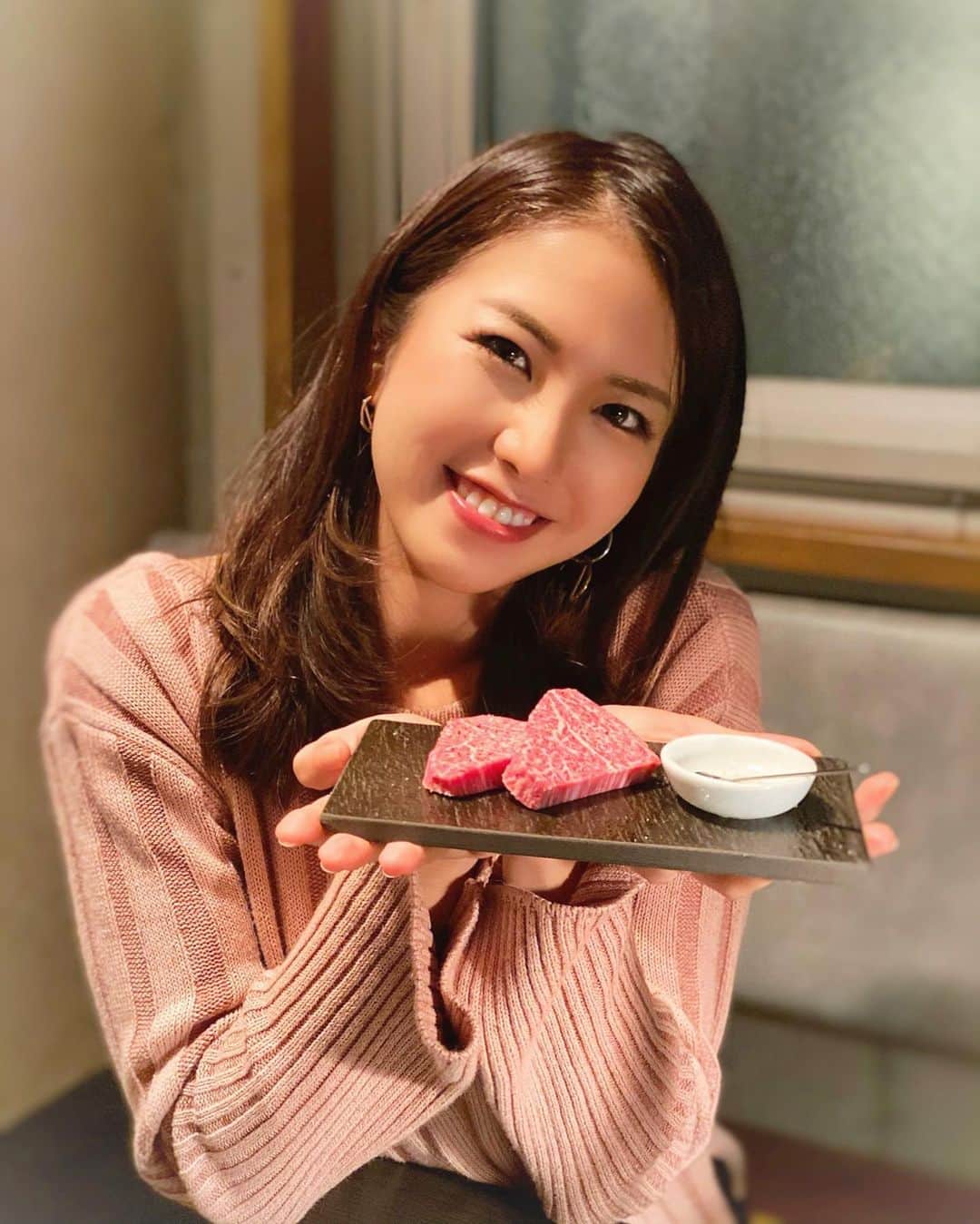のインスタグラム：「* お肉〜❤️ 親知らず抜いた痛み少し良くなってきた！遅 食べられることの幸せを実感してます🤤  この日はゆかぽんとうしごろバンビーナへ🍖 季節のコースを食べてきたよ。  フォアグラを肉で巻いたり、 〆のキノコと肉のリゾットなど 秋を満喫してきました🤤幸せ❤️  #うしごろ #肉 #焼肉 #ushigoro #ushigorobmbina #ushigorokan #恵比寿 #秋」