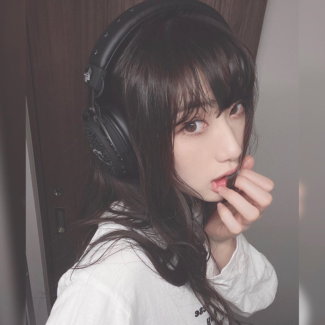 黒田瑞貴のインスタグラム：「hyperxさんから、私用の特注ヘッドセット頂きました！ 世界に一つだけ❤️ モンハン、LOL、雑談枠に使ってます🙋🏻‍♀️ #game #gamer #headset #hyperx #ゲーム女子」