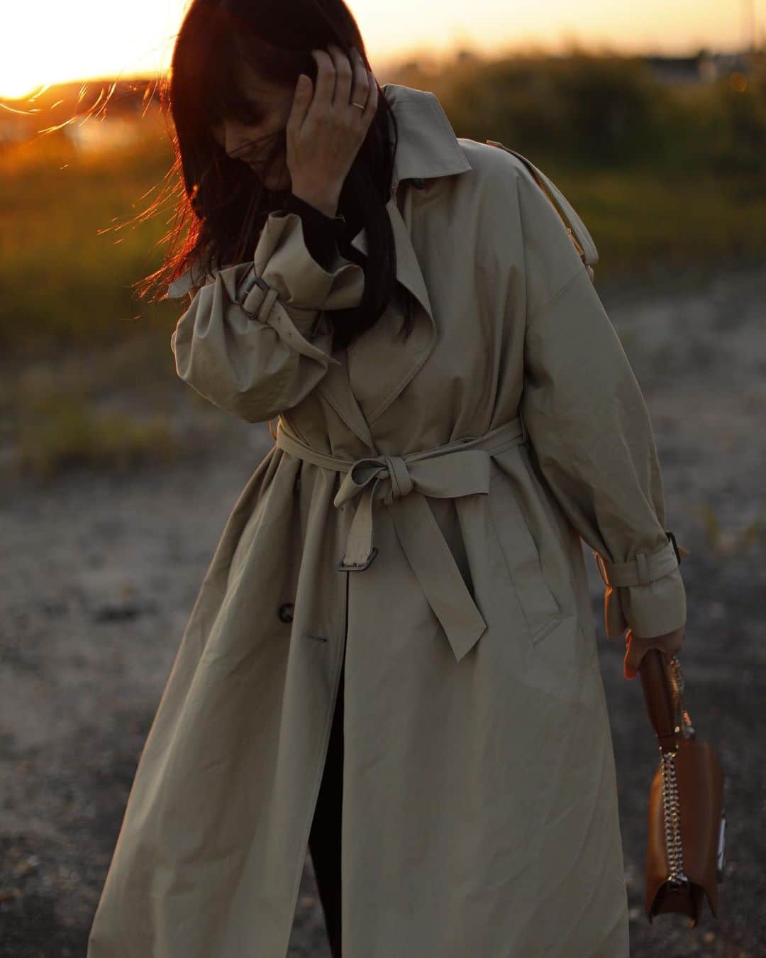 田中幸恵のインスタグラム：「_____ . 取材で、初！知多半島。 海があって、夕陽が綺麗で なんかすっごくいい所でした。 .  今年もトレンチはじめしたけど、寒いくらいやった🌪 . お気に入りだから、重ね着していっぱい着るっ🧥 . . #ebure  #tods」