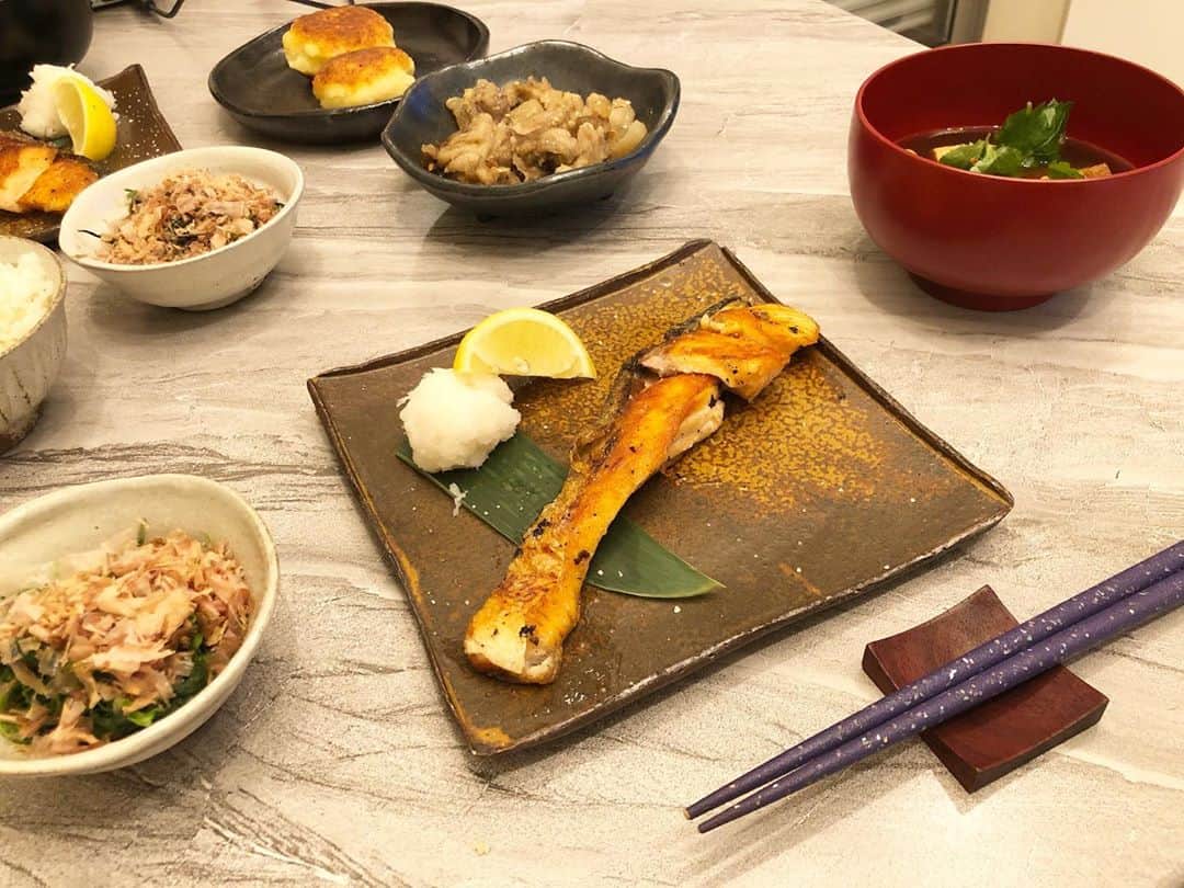 川戸沙羅のインスタグラム：「いつかの夫との夕食🙋🏼‍♀️🙋🏽‍♂️  🐟シャケの塩焼き 🥬小松菜のお浸し 🍲赤だしお味噌汁 ---夫だけプラスで--- 🐄牛すじ煮込み 🥔芋餅チーズ 🍚白米  夜は寝るだけだからそんなにエネルギーを使わないし、基本的にお家で食べる時の夕食は炭水化物は取らない様にしてます🤍  #おうちごはん #献立 #料理記録 #ヘルシーレシピ #ダイエットメニュー  #今日のご飯  #和食ごはん  #和食 #筋トレ #ボディメイク  #夜ごはん」