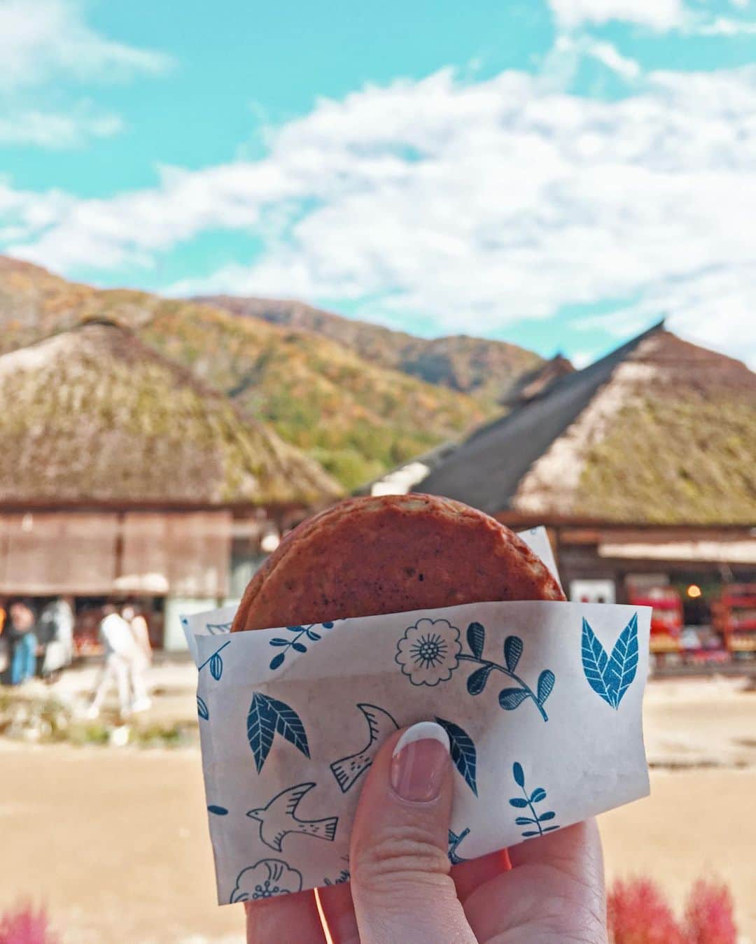 Rediscover Fukushimaさんのインスタグラム写真 - (Rediscover FukushimaInstagram)「Autumn in Ouchi-juku! 🍁 The thatched roofs of the buildings were almost camouflaged with the autumn colored mountains. 🍂😍  So beautiful, walking through Ouchi-juku for the first time made me feel like I was back in ancient Japan. If you like history, you should definitely go. 🥰  I got a steamed bun to warm me up on this chilly day..😋 Can you guess the flavor? 😍💕  Read more on Obuchi-juku: https://fukushima.travel/destination/ouchi-juku/11   #ouchijuku #oldstyle #vintagejapan #japan #travel #snacktime #fukushima #vintage #delicious #foodstagram #foodphotography #noms #history #flavor #historical #historicaljapan」10月30日 19時01分 - rediscoverfukushima