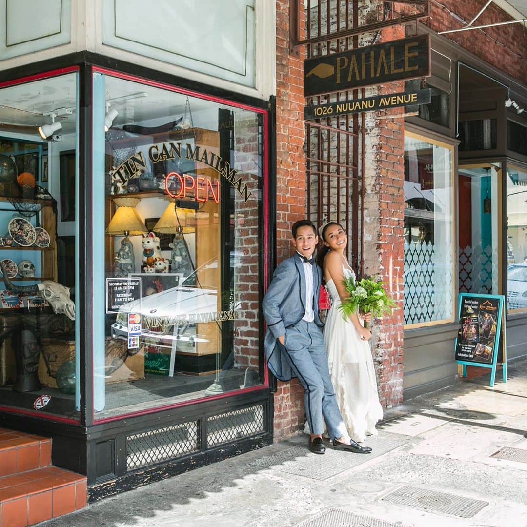 oversea_weddingのインスタグラム：「その旅に 恋をする 写真にこだわるリゾートウェディング ・ downtown ・ 国内だから時差もなくリーズナブルに、南海の楽園で「宮古ブルー」に輝く空と海に包まれるphotogenicなlover's weddingを。 ・ まずはお問合せを。 #リゾートウェディング #前撮り #ウェディングフォト #後撮り #星空撮影 #ウェディングドレス #hawaiiwedding #花嫁ヘア #フォトウェディング #卒花 #プレ花嫁 #卒花嫁 #日本中のプレ花嫁さんと繋がりたい #沖縄挙式 ウェディング #沖縄ウェディング #写真好き #宮古島 #ビーチフォト #dancingbear #onelove #海外ウェディング #宮古島旅行 #ウェディングブーケ #リゾ婚 #与那覇前浜ビーチ #お色直し #入籍 #宮古ブルー #モバイルウェディング #さとうきび畑の一本道」