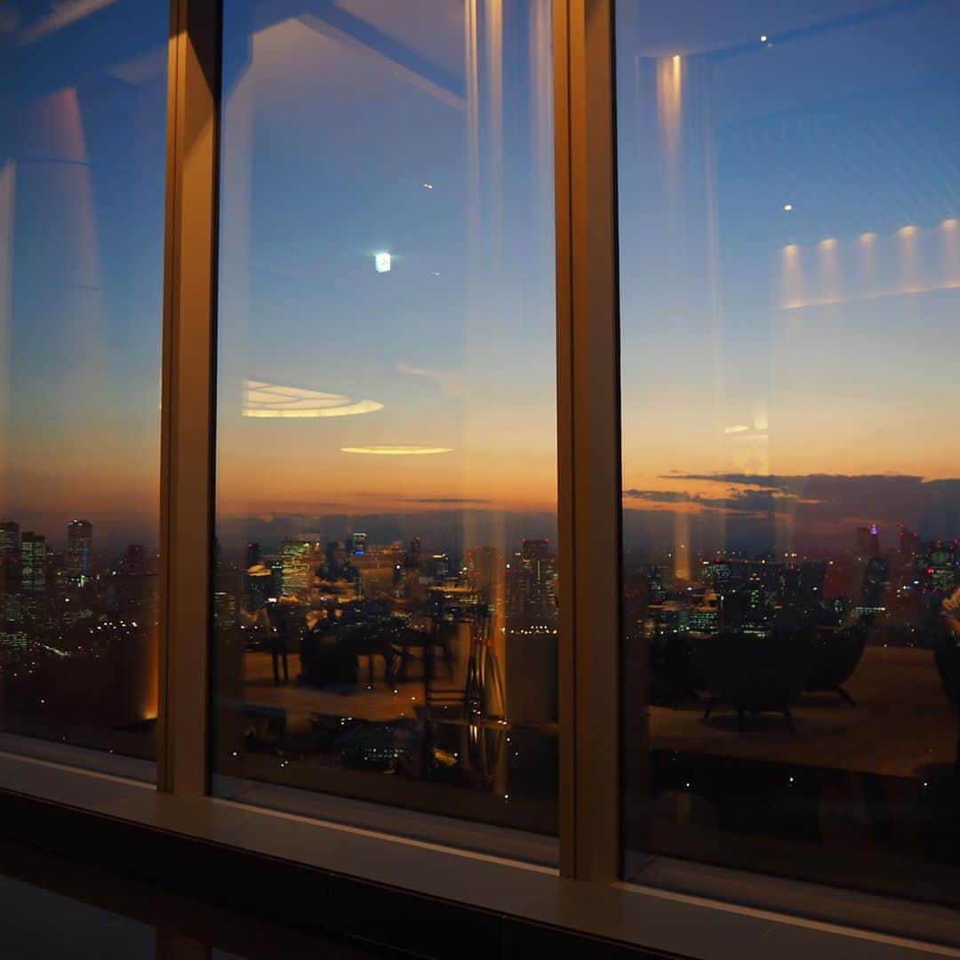 加藤るみさんのインスタグラム写真 - (加藤るみInstagram)「🏙🌃 #フォーシーズンズホテル東京大手町 のアフターヌーンティー。 大手町に新しくできたフォーシーズンズ。 昼下がりからまったりと夕方〜夜の景色を堪能できて至福の時でした…。 ここのアフターヌーンティーは特に日本茶が美味しい☺️ モクテルのピーチティーも衝撃の美味しさだった🍑 ． 東京は会いたい人が沢山いる街。 ４年住んでただけなのに、思入れがすごくある。 次行く予定を立てなくては。 ． #afternoontea @fsotemachi」10月30日 18時57分 - rumicinema