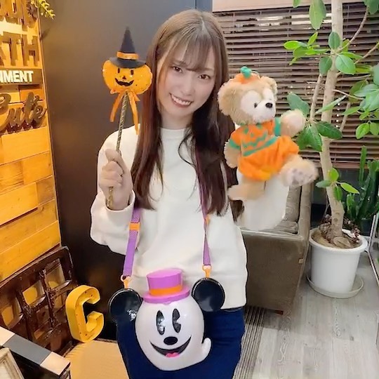 クルーズグループ【公式】のインスタグラム：「あかりんだよぉー📣😁✨ ・ ・ 事務所に飾ってあるハロウィングッズ持ってメッセージくれました～🎃🍬🍫🍪🍭👻 ・ ・ 今年は、さすがに渋谷も静かなのかな🤔🤔🤔 ・ ・ ソーシャルディスタンスで 👻🎃HAPPY HELLOWEEN👻🎃  ・ ・ @akarimitani0415  ・ ・ #コロナに負けるな #美谷朱里 #あかりん #あかりんず #クルーズグループ #crusegroup #AV女優 #専属女優 #本中 #ダスッ ！ #W専属  #좋아요환영 #소통환영 #오오티디 #팔로우미 #팔로우 #소통해요 #셀카 #셀피 #셀스타그램  #扎心了 #赞 #好吃 #粉我 #照片 #时装 #谢谢你总是关照我 #请多」