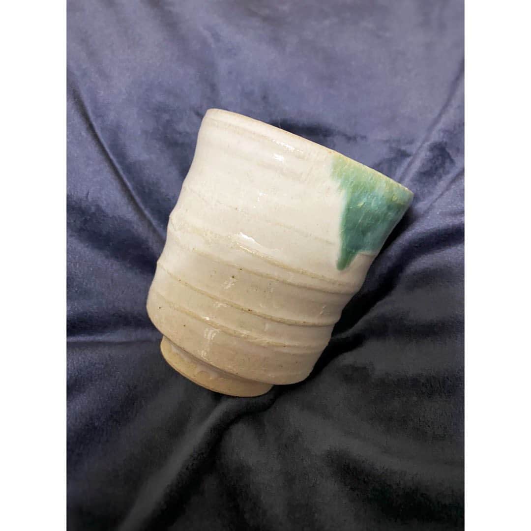 山崎大輝のインスタグラム：「母が家の食器断捨離中に 僕が中学生の時に作った 湯呑み茶碗の写真を送ってきた。  飲み口歪んでるっ  久しぶりにアナログな物作り何かしたくなったなぁ🧱」
