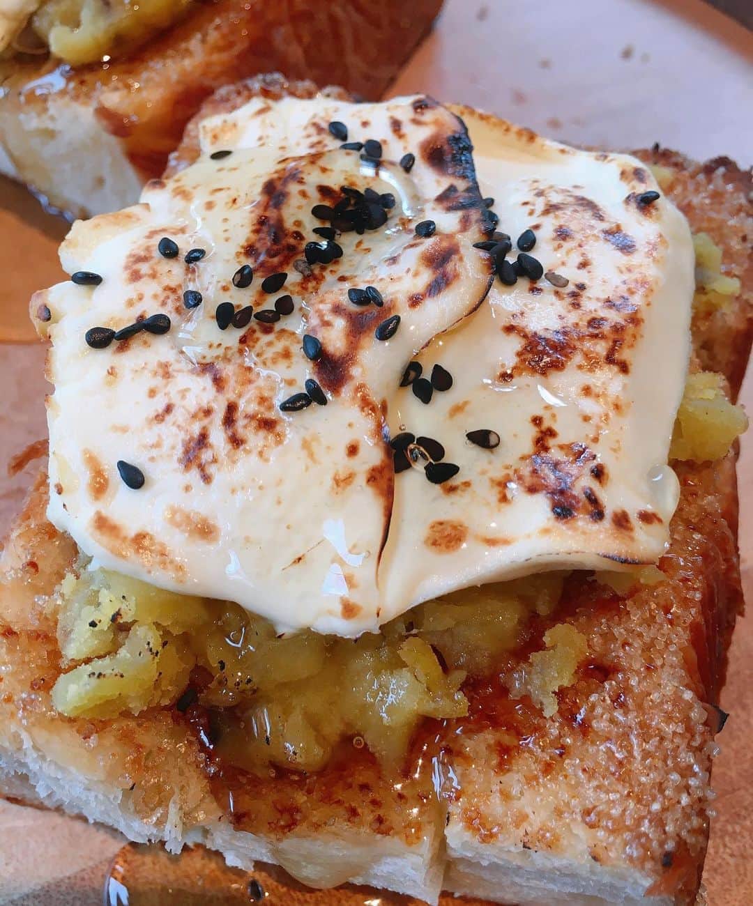リンリンさんのインスタグラム写真 - (リンリンInstagram)「[新宿御苑前　#新宿御苑ろまん亭]焼き芋バタークリームチーズ(1480円。)😍オススメ‼️激ウマの厚切りトーストが食べられるお店✨動画3枚目 . 焼き芋トーストが出たと聞いて超久々の再訪😊 . 厚切りでサックサク＆モッチリ食感のトーストに甘さのあるさつま芋餡とブリュレしたたっぷりのクリームチーズが🥺 . クリームチーズがある事でさつま芋餡の甘さが更に引き立ちめちゃくちゃ美味しい😋‼️‼️‼️メープルシロップはお好みで✨ . 店内の席数は少ないですが平日の昼間行ったら比較的空いていて座れました😊 . ノスタルジックな雰囲気も良く美味しいので皆さんも是非☺️❤️ . ⚠️＜要注意＞⚠️ こちらは数量限定で20食程度らしいので要注意。  —————📍〜お店情報〜📍————— ＜店名と最寄駅＞ #新宿御苑ろまん亭　新宿御苑前駅から徒歩3分。 . 🏠<住所＞ 東京都新宿区新宿1-1-1 . ⏰<営業時間＞ 〈平日〉11：30～19：00（L.O.18：30） 〈土日祝〉11：30～19：00（L.O.18：30） . 🗓<定休日> 【月曜日】※祝日の場合は翌日が定休日。」10月30日 19時00分 - rinrin99999