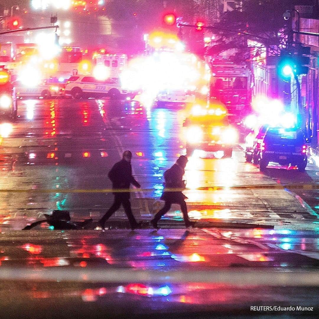 ABC Newsさんのインスタグラム写真 - (ABC NewsInstagram)「People walk near the scene of debris that fell from a crane that was spinning in the wind in mid-town Manhattan, New York City. #newtorkcity #crane #nyc」10月30日 19時00分 - abcnews