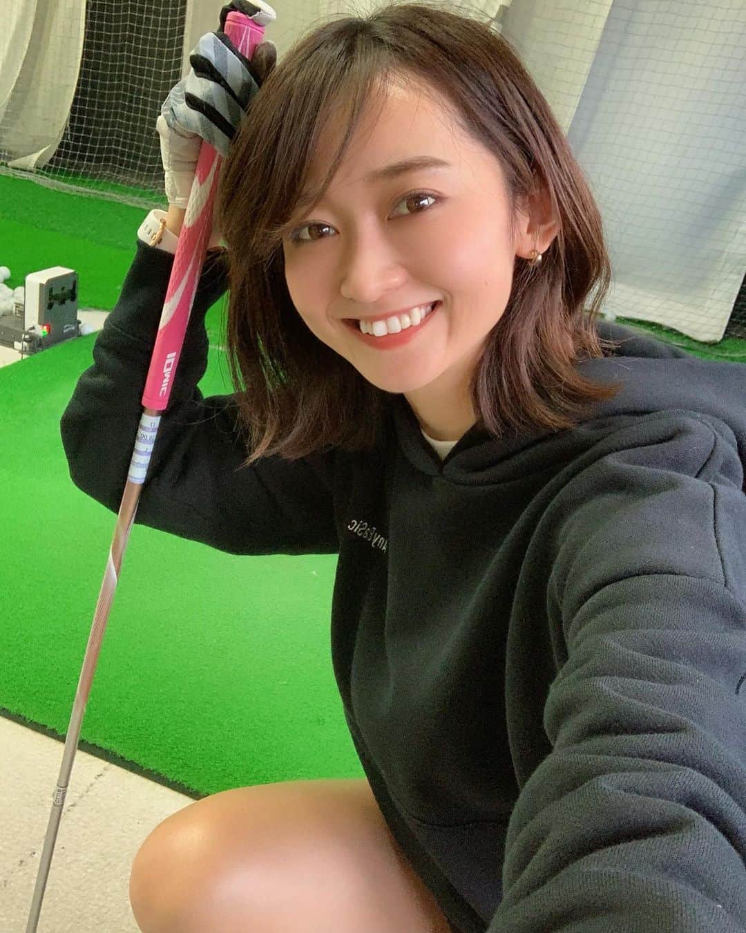 のインスタグラム：「先日のレッスン🏌🏾‍♀️🎵 @harajukugolf_academy  今回の内容は…👀 山吹よくバックスイングの時に手をあげすぎてしまうので、それを防ぐ為の構え方を教えて頂きました👏🏾🥺 ・ ・  ・ 簡単にみえてすごく難しいんですよね💦 まずは肩甲骨の動きに… 胸の前で手元を置く動作なのですが… これが中々できなくて💦 ・ ・ ・ 2枚目ビフォー 3枚目アフター 4枚目くらべてみました🤭笑 ・ ・ ・ 今はひたすら基礎のフォーム、スイングを固めていきたいと思います🏌🏾‍♀️🔥 山吹100切りへの道のり… ・ ・ ・ そしてストーリーご覧の方は…ご存知かもしれませんが、 山吹もついにコースデビューへ🏌🏾‍♀️🔥 ひとまずスコア数えられるように頑張ります💪🏾😂💦 ・ ・ ・ #カーセブン #セブンスゴルフ #原宿ゴルフアカデミー  #ゴルフレッスン#lesson#ゴルフ#golf #ゴルフ女子#ゴルフ初心者 🔰 #ゴルフ練習  #打ちっ放し #ゴルフ好き #時差スタグラム  #継続は力なり  #100切り 目指して #100切りへの道  #先行き不安 爆 #未知なる世界 #頑張ります 🏌🏾‍♀️🔥 #温かい目でご覧ください 🙏🏾😂」