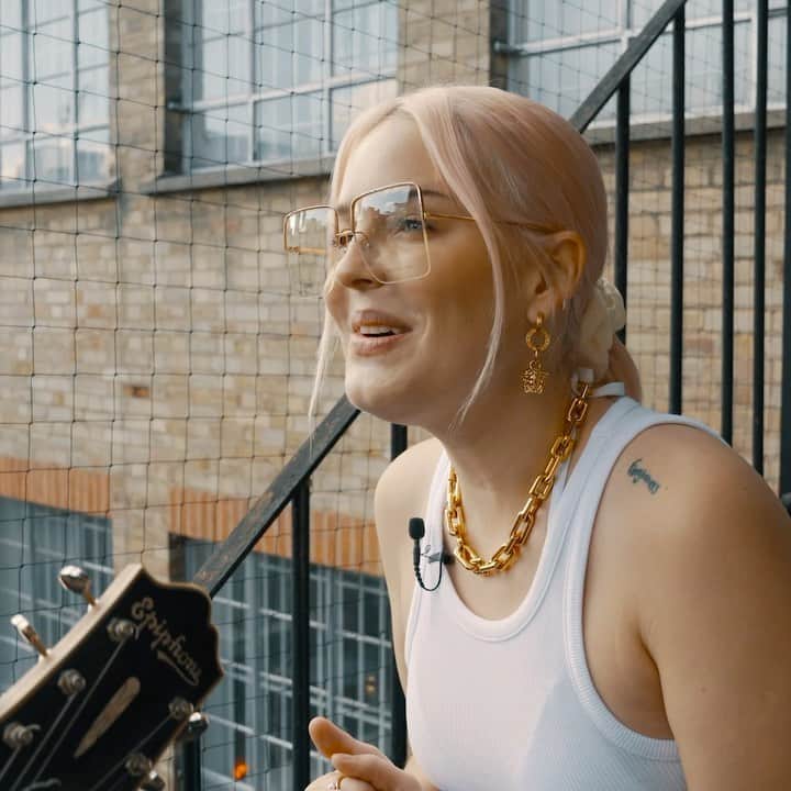 ルディメンタルのインスタグラム：「Head to YouTube to watch @annemarie & @beaniemusicofficial perform an acoustic version of 'Come Over'! Hope you love it ❤️ 🙌 link in stories」