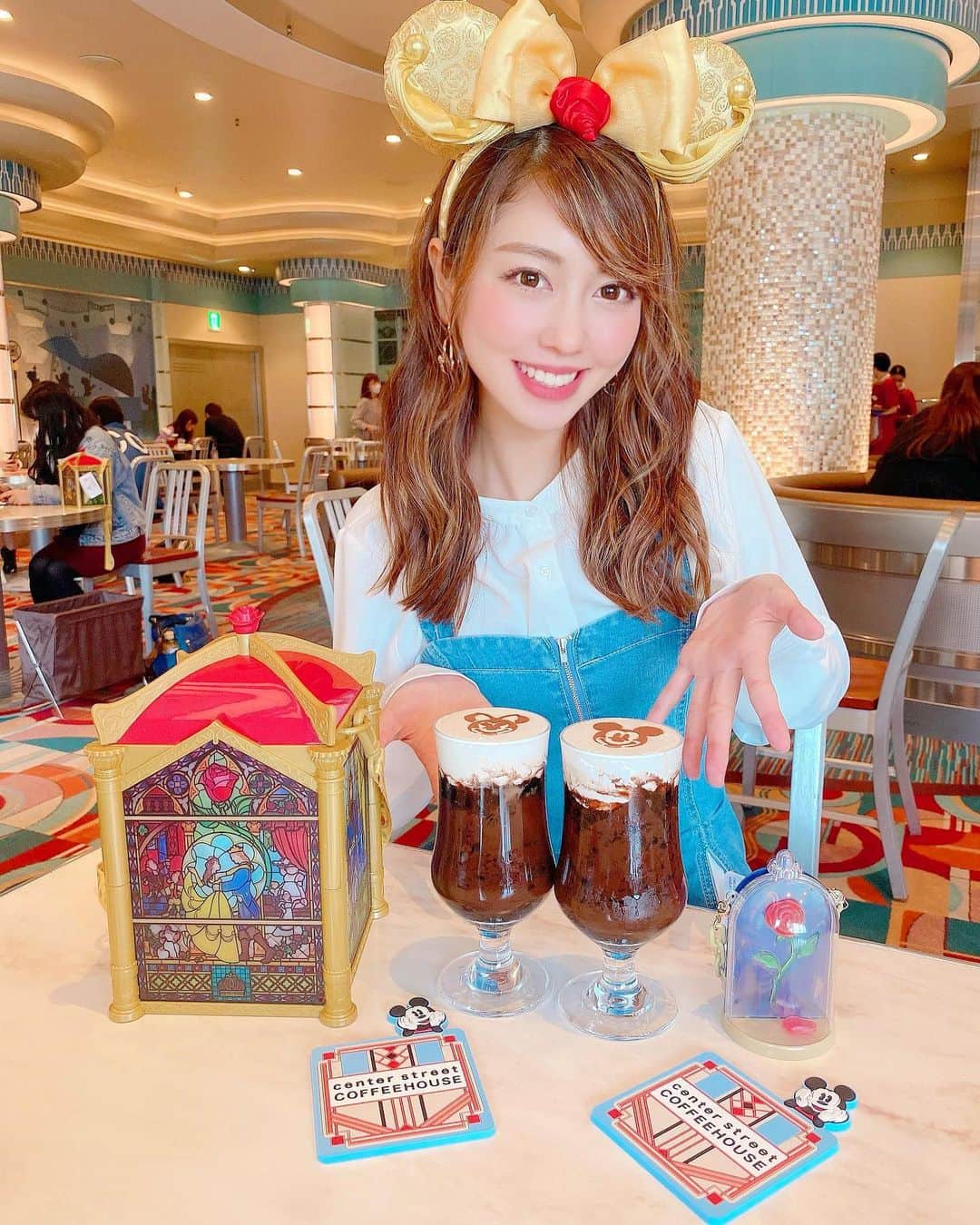 のインスタグラム：「町ベルバウンドでもインしたよ💛 . センターストリートコーヒーハウスで カフェモカタイムした日🤎🤎 やっとスーベニア買えたぁ🥺💕 . 雨で前髪死んだ日☺️笑 . . #disney #disneyland #tdl #tokyodisneyland #tokyodisneyresort #newfantasyland #newarea #ディズニー #ディズニーランド #東京ディズニーランド #町ベル #美女と野獣 #町ベルバウンド #ベルバウンド #ベルコーデ #belle #bellecode #happy #smile #kawaii #幸せ空間 #感動 #beautyandthebeast #💛 #🥀 #🌹#センターストリートコーヒーハウス #カフェモカ」