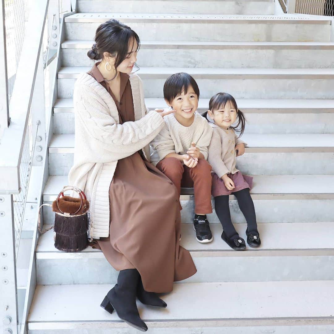 Eri Satoのインスタグラム：「beige×brown×blackコーデ · cardigan: @miette.jp one-piece,bag: @papillonner_pr shoes: @outletshoes_official · 今日は息子の誕生日🎂 6歳になりました🤗 しかし珍しく昨晩から熱出してます(でも元気) プレゼントが楽しみ過ぎたのかな…😇 ちなみに旦那も誕生日🎂 · 2枚目の娘の変顔😇 · #papillonner #パピヨネ#秋物#秋服#秋コーデ#カジュアル#モード#ワンピース#高身長コーデ#ママコーデ#カジュアルコーデ#ワンピコーデ #秋コーデ#malu #fashion#ootd#outfit#code#coordinate#style#ファッション#コーディネート#コーデ#シンプルコーデ#mamagirl#locari#partegram#カジュアル#お洒落さんと繋がりたい」