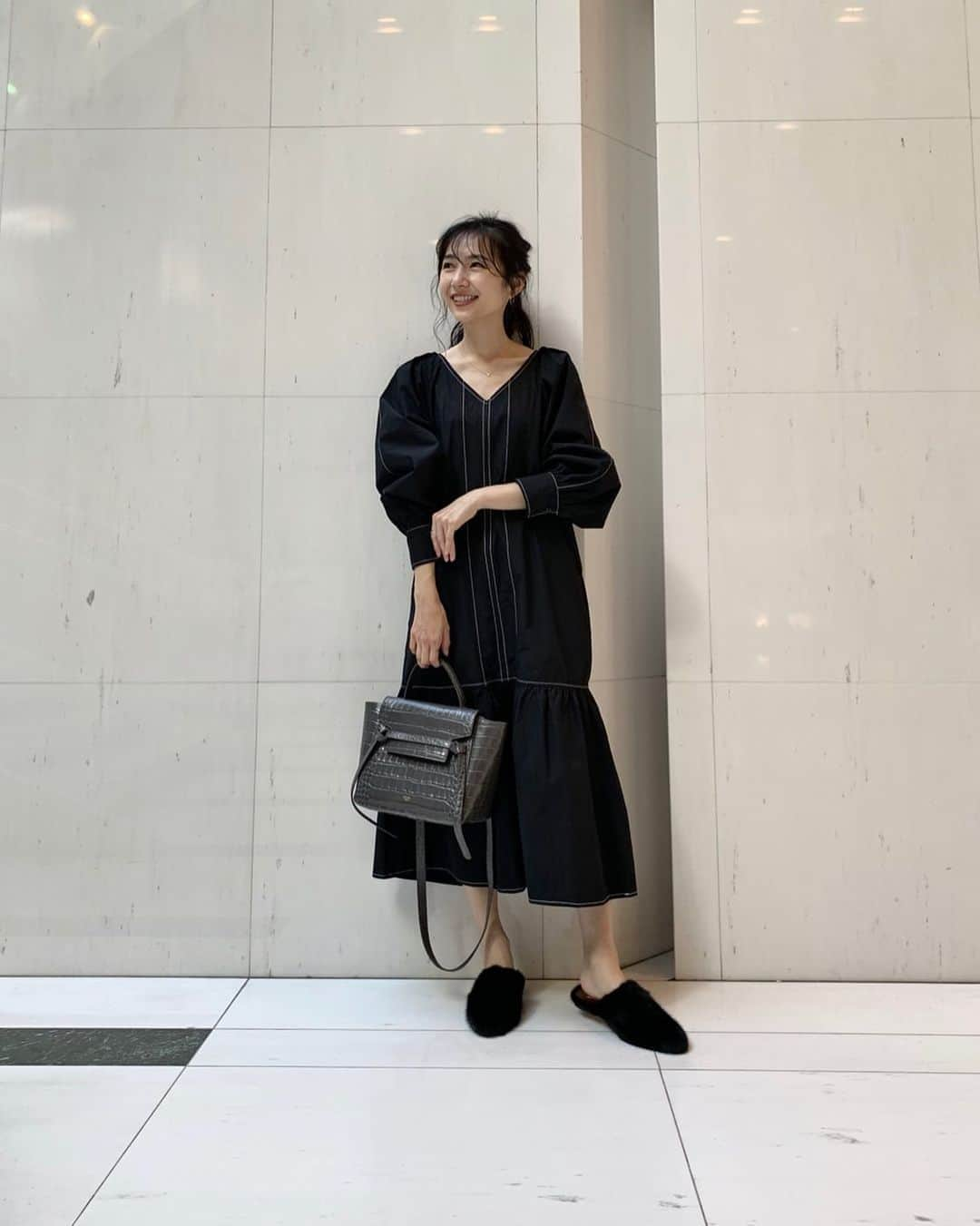 小林さりさんのインスタグラム写真 - (小林さりInstagram)「coordinate⋆︎* ・ ・ #ワンピース………#mite #バッグ…………….#celine #くつ……………….#maxmara ・ ・ ワンピースの白いステッチがとってもお気に入り♡ ・ ・ #コーディネート #モノトーンコーデ #sサイズ #sサイズコーデ #さりの服 #ワントーンコーデ #ワンピースコーデ #黒ワンピ #黒ワンピース」10月30日 19時11分 - _____sari