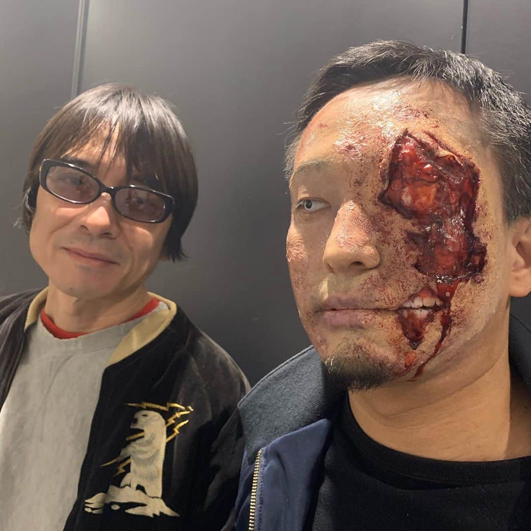のインスタグラム：「ゾンビだー！ ハロウィンだね  あさってライブですー よろしくー！  真心ブラザーズ　弾き語りワンマン・ライブ『Cheer  up 003!』 11/1(日) @ 品川インターシティホール  生配信視聴券　発売中！！ ※アーカイブ視聴は11/3(祝・火)23:59まで」