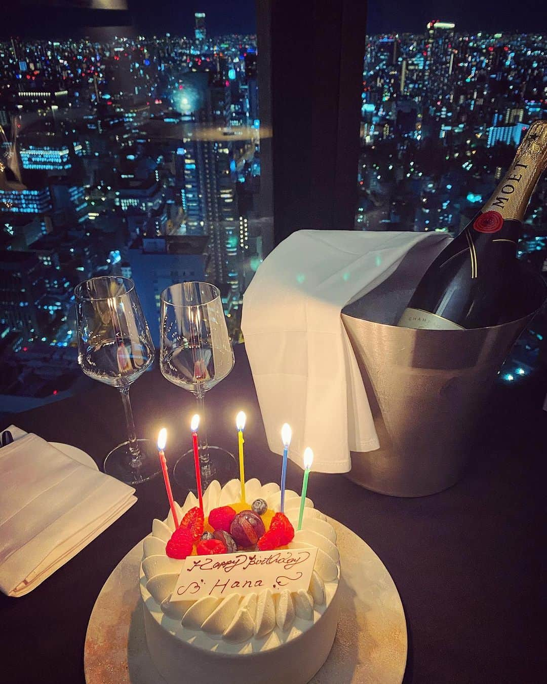 華さんのインスタグラム写真 - (華Instagram)「10/29🍄🤎 . . . Birthday当日は都内でお祝いしてもろた🥂 トリュファーにはたまらんマルゴッド部。 . 誕生日ケーキ食べ過ぎて成長したかも🐷笑 白トリュフの季節に生まれれて幸せ華さん💌 . . . #アホ毛が気になる人と繋がりたい」10月30日 19時03分 - _hana.87_