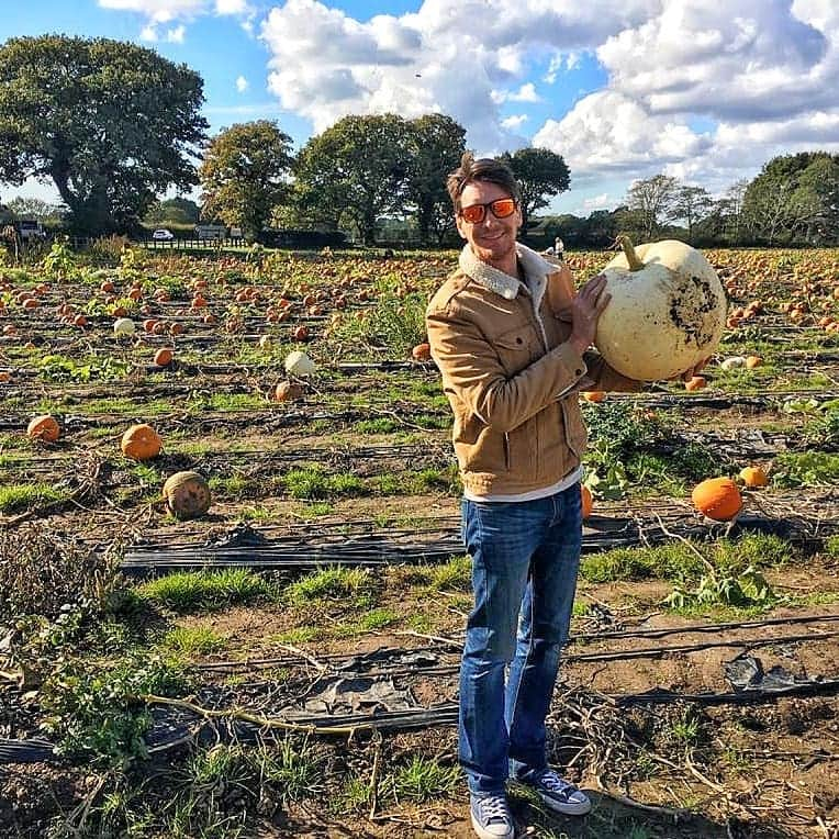 ジェームズ・フェルプスさんのインスタグラム写真 - (ジェームズ・フェルプスInstagram)「This'll do for tomorrow. Pumpkin ready!  Yes the rumours are true, the long hair has gone...for now.  #autumnvibes🍁 #pumkinseason #coldneck #happyhalloween🎃」10月30日 19時05分 - jamesphelps_pictures