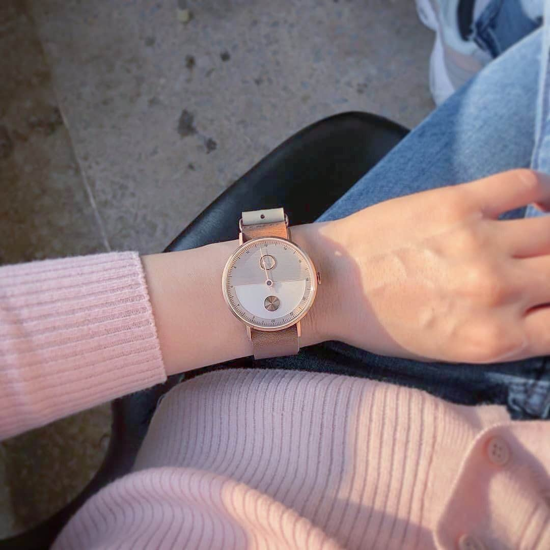 TACS Japanさんのインスタグラム写真 - (TACS JapanInstagram)「. ⌚️DAY&NIGHT 日が沈む時に見える空「SUNSET ROSEGOLD」をイメージ。 1本針24時間ウォッチ。 . . . Unique is Simple.」10月30日 19時06分 - tacsjapan