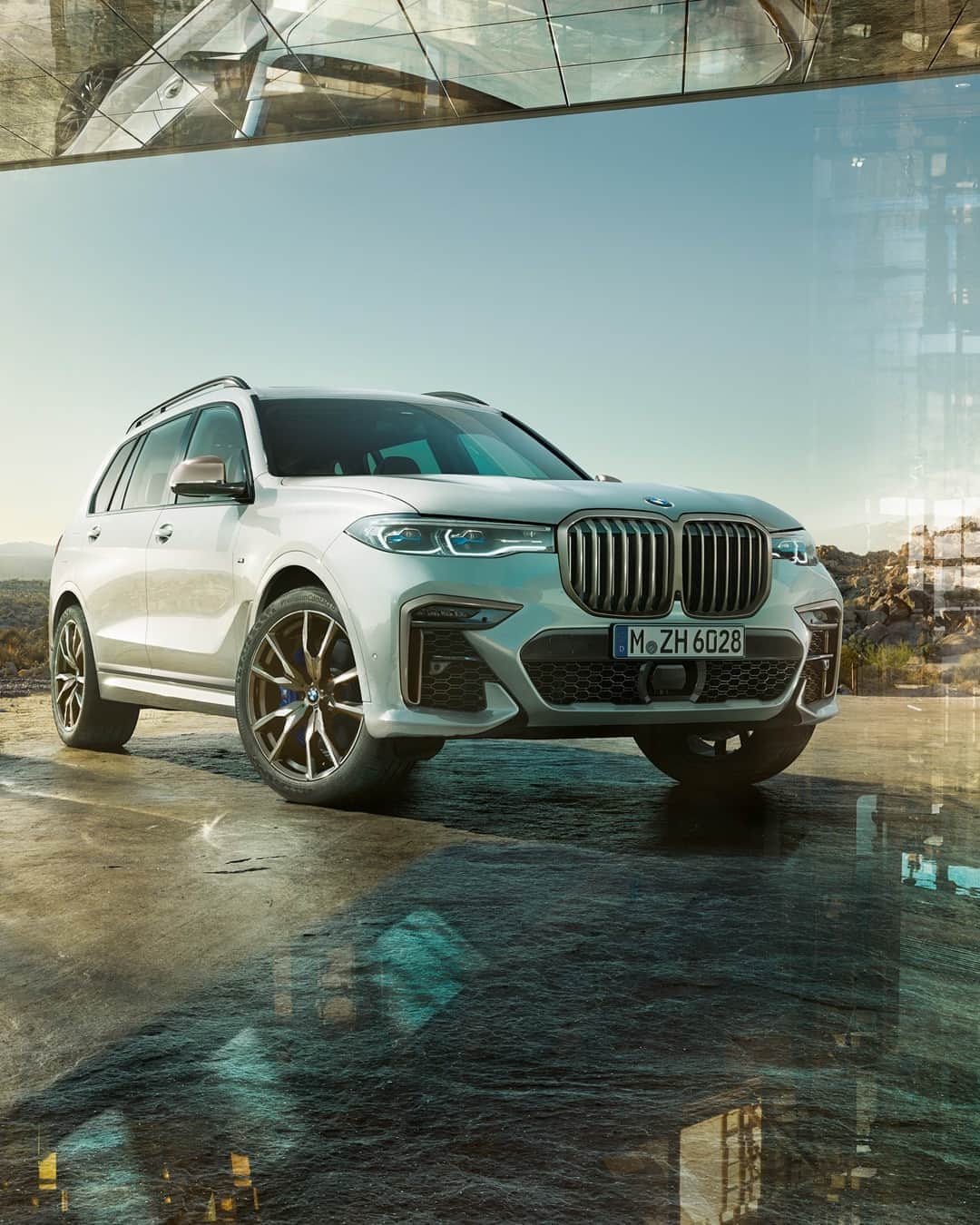 BMWのインスタグラム：「Read this power face. The BMW X7. #TheX7 #BMW #X7 __ BMW X7 M50d: Fuel consumption in l/100 km (combined): 7.4–7.1. CO2 emissions in g/km (combined): 193–186. Further information: www.bmw.com/disclaimer.  	 Acceleration (0-100 km/h): 5.4 s. Power: 294 kW, 400 hp, 760 Nm. Top speed (limited): 250 km/h.」