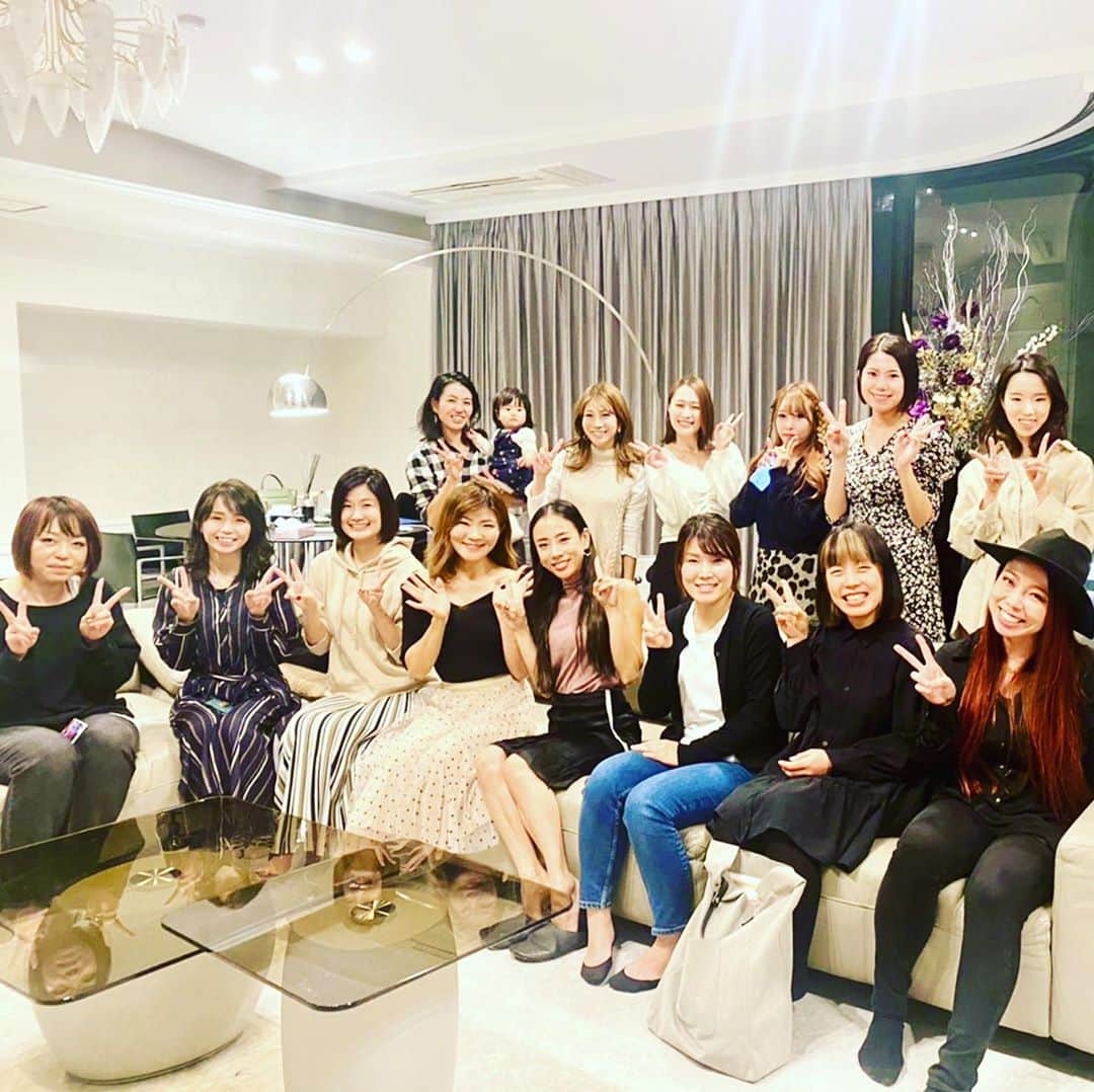 木嶋菜穂子のインスタグラム：「.﻿ １０月のリアルセミナー﻿ メルカリ 在宅輸入物販 勉強会♡﻿ ﻿ 大阪編﻿ ﻿ しばらく自粛をしていて﻿ ほぼ一年ぶりくらい？な﻿ リアル勉強会✨✨🎃﻿ ﻿ ﻿ 今回、なにげなく﻿ 自己紹介と﻿ 今月の売上と利益をきいたら﻿ ﻿ 初月売上12万　利益6万﻿ 売上62万　利益30万﻿ 売上52万　利益27万﻿ 売上27万　利益13万﻿ 売上22万　利益12万﻿ 売上51万　利益25万、、﻿ ﻿ おー♡﻿ みんな圧倒的順調☺️✨✨﻿ ﻿ ﻿ ﻿ 今回参加していない﻿ 全国のみんなからも﻿ ﻿ 続々と最高利益と報告あり﻿ ﻿ 今月売上100万超えも﻿ 何人かご報告いただいてます♡﻿ ﻿ ﻿ そして。﻿ ﻿ みんなが経済的、時間的自由を﻿ 手に入れていく姿も﻿ 輝かしく、 嬉しいけど、﻿ ﻿ ﻿ ﻿ なにより嬉しいのは﻿ ﻿ 在宅で子育てをしながら、﻿ 会社員しながら、と ﻿ いろんなライフスタイルの女性が﻿ ﻿ すきま時間をつかって﻿ 物販を生活にとりいれて﻿ ﻿ このビジネスそのものを﻿ ﻿ めちゃくちゃ楽しんで、﻿ コツコツと長く繁栄していること🥰✨﻿ ﻿ ﻿ ﻿ ただ、﻿ モノを売るだけでなく、﻿ ﻿ 目の前の相手へ﻿ 見えない購入者へ﻿ ﻿ ・可愛いモノを届ける喜び﻿ ・感謝の気持ち﻿ ・あたたかい愛のやりとり﻿ ﻿ ﻿ それを一緒に﻿ 心から楽しむ仲間がいて 　　﻿ こうして、集まって﻿ 良い刺激を与えあう✨﻿ ﻿ ﻿ 本当に﻿ あたたかく、素晴らしい﻿ すてきなコミュニティだなぁと﻿ ﻿ あらためて﻿ 皆さんと会えてジーンとしました♡﻿ ﻿ ﻿ 次は、﻿ 11/1 東京リアルセミナー﻿ ﻿ お会いできる皆さま﻿ 楽しみにしてます♡﻿ ﻿ ﻿ - - - - - - - - - - - - - - - - - - ﻿ ﻿ 👗おうちで起業・副業したい方へ﻿ ﻿ 会社員でも、在宅主婦でも﻿ 知識ゼロから毎月5〜70万 へ﻿ ﻿ \ 難しくない！スマホでできる！/﻿ ﻿ 女子の楽しい毎日をつくる👠✨﻿ ﻿ "やさしいアパレル輸入物販"﻿ メルカリ物販コミュニティ LINO﻿ ﻿ ﻿ ※﻿ 新規むけ全国セミナーはお休み、﻿ オンライン無料個別相談 受付中♡﻿ ﻿ 💌お問い合わせは﻿ プロフィールのトップリンク﻿ LINE@より」