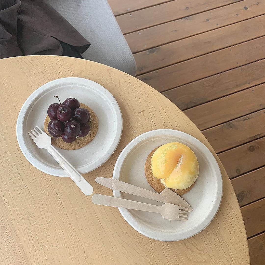 isutaさんのインスタグラム写真 - (isutaInstagram)「「フルーツなのか、ケーキなのか、キニナル。」﻿ まるでフルーツの博物館のようなカフェとは？♡﻿ ﻿ ﻿ 富山県魚津市にある「KININAL(キニナル)」は、埋没林博物館の中にあるカフェ。﻿ ﻿ ﻿ 店名から興味をそそられるこちらでは、﻿ ぱっと見た限りではフルーツにしか見えないような不思議なスイーツが味わえるんです♩﻿ ﻿ ﻿ ショーケースには展示物のように美しく陳列されたフルーツケーキが。﻿ どれも美味しそうで迷ってしまうこと間違いなしです♡﻿ ﻿ ﻿ これはフルーツなのか、ケーキなのか。﻿ キニナルその真相は、ぜひあなたの目と口で確かめてみて♡﻿ ﻿ ﻿ ﻿ 【KININAL(キニナル)】﻿ 住所：富山県魚津市釈迦堂８１４﻿ 営業時間：10:00〜18:30﻿ 定休日：木曜﻿ ﻿ ﻿ photo by﻿ @mana_tity﻿ @cmcm0125﻿ @_ayn.23﻿ @h.chi0704﻿ @___ayu95.___﻿ ﻿ ﻿ #isuta #イスタ #isutapic﻿ #isutacafe #カフェ巡り #おしゃれカフェ﻿ #カフェスタグラム #埋没林博物館 #博物館﻿ #富山 #魚津 #富山カフェ #魚津カフェ﻿ #カフェ巡り #カフェ #キニナル #ケーキ﻿ #kininal #富山旅行 #フルーツ #フルーツケーキ﻿ #cafestagram #カフェ #カフェ好き﻿ #お洒落な人と繋がりたい #喫茶店﻿ #カフェ好きな人と繋がりたい #カフェ活」10月30日 19時12分 - isuta_jp
