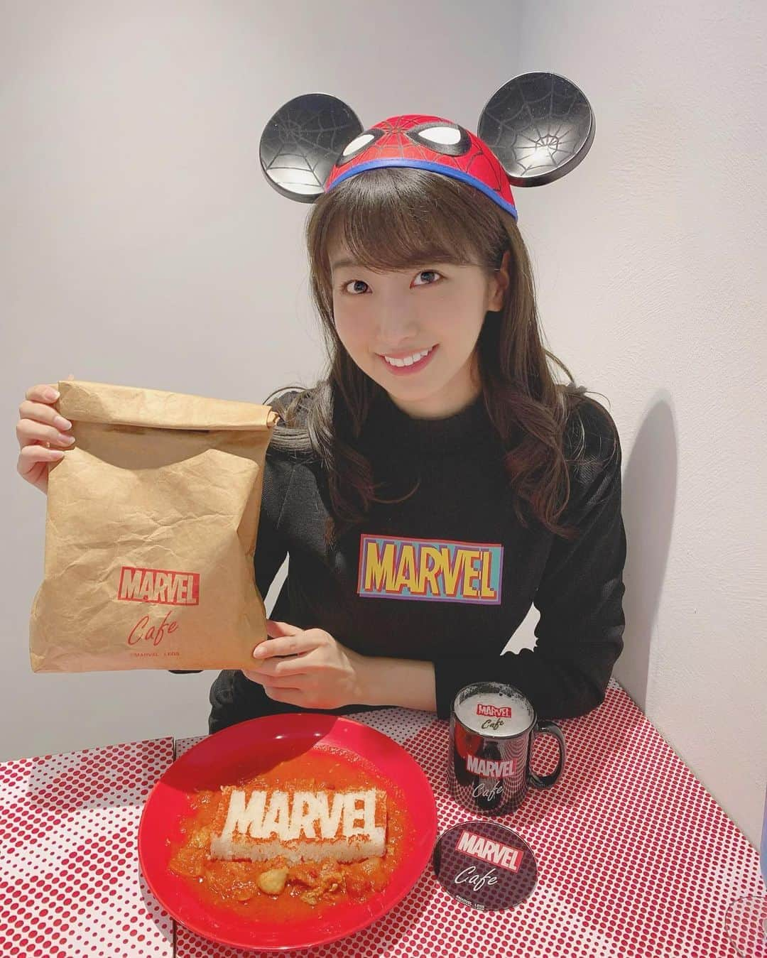 関根ささらさんのインスタグラム写真 - (関根ささらInstagram)「今日からオープンの【MARVEL cafe produced by OH MY CAFE】に行ってきました♥️♥️♥️ . . 初日だし全メニュー！ということで気合いでフード全メニュー食べてきました🥰🙏🔥 . . . 🍽フードメニュー🍽 ♡『MARVEL』愛情たっぷりパプリカシュ (シビルウォーでヴィジョンが作ってたやつ！) ♡『スパイダーマン』行きつけのお店の （！？）No.5チキンサンドウィッチ ♡『キャプテン・アメリカ』アメリカン☆トマトパスタ ♡『マイティ・ソー』砂漠に舞い降りたハンマーカレー ♡『ブラック・ウィドウ』漆黒の『ブラック』・イカ墨グラタン ♡『アイアンマン』夕暮れのドーナツ風ベーグルサンド (トニースタークが作中で食べてたドーナツ風！🍩) . . 🥤ドリンクメニュー🥤 ♡『キャプテン・アメリカ』ラムネソーダ ♡『MARVEL』カフェラテ (スーベニアタンブラー付き) . . そして、私が注文したもの以外には…！ ♡『アイアンマン』チェリーソーダ ♡『MARVEL』ティーボトル . . . . 本当なら今頃 #ブラックウィドウ 公開直前でマーベルファンたちは盛り上がっていただろうな、、！と少し寂しい気持ちになっていた時に、このカフェの開催のお知らせ！！！！ほーーーーーんとに嬉しいです🥰🥰🥰 . . 劇場上映なのかサブスク配信なのか、、ファンにとってはひやひやドキドキが止まらない毎日ですが、またみんなで劇場で拍手喝采大号泣できる時がきますように……！！！👏✨✨ . . カフェ限定グッズも購入したので今夜の #インスタライブ で開封式します！ぜひみてね💗(11月上旬発売のグッズもあったのでそちらは後日買いに行ってきます🥰🥰😘) . . #marvel #marelcafe #マーベルカフェ #マーベル #マーベル女子 #avengers #blackwidow #spiderman #ironman #captainamerica #thor #wandavision #marvelcomics #marvelstudios #marveluniverse #marvelcinematicuniverse #marvelmovies #mcu #マーベル映画 #マーベル女子 #マーベル展 #マーベルレジェンド #エージェントオブシールド  #agentsofshield #マーベル」10月30日 19時16分 - sasarasekine