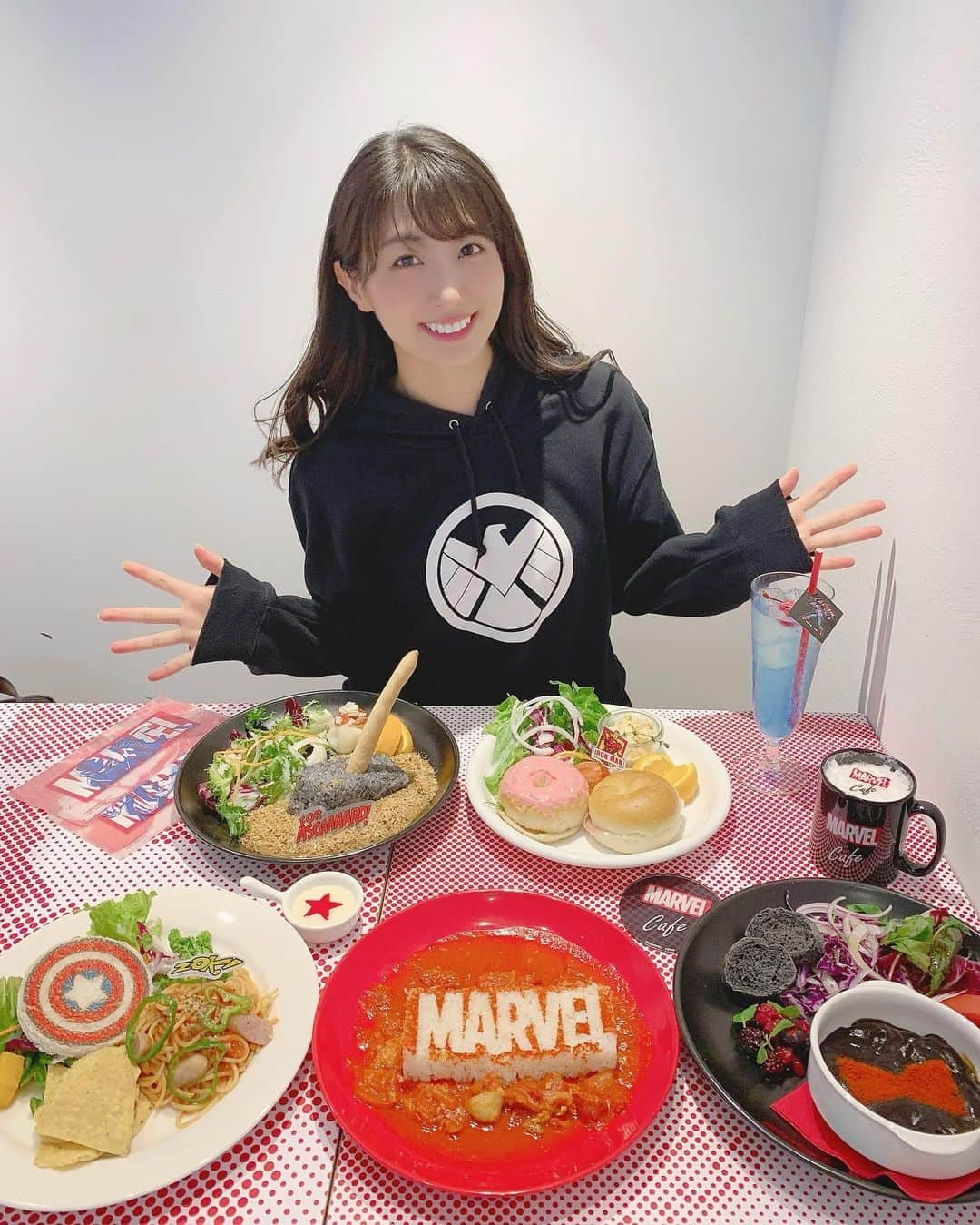 関根ささらさんのインスタグラム写真 - (関根ささらInstagram)「今日からオープンの【MARVEL cafe produced by OH MY CAFE】に行ってきました♥️♥️♥️ . . 初日だし全メニュー！ということで気合いでフード全メニュー食べてきました🥰🙏🔥 . . . 🍽フードメニュー🍽 ♡『MARVEL』愛情たっぷりパプリカシュ (シビルウォーでヴィジョンが作ってたやつ！) ♡『スパイダーマン』行きつけのお店の （！？）No.5チキンサンドウィッチ ♡『キャプテン・アメリカ』アメリカン☆トマトパスタ ♡『マイティ・ソー』砂漠に舞い降りたハンマーカレー ♡『ブラック・ウィドウ』漆黒の『ブラック』・イカ墨グラタン ♡『アイアンマン』夕暮れのドーナツ風ベーグルサンド (トニースタークが作中で食べてたドーナツ風！🍩) . . 🥤ドリンクメニュー🥤 ♡『キャプテン・アメリカ』ラムネソーダ ♡『MARVEL』カフェラテ (スーベニアタンブラー付き) . . そして、私が注文したもの以外には…！ ♡『アイアンマン』チェリーソーダ ♡『MARVEL』ティーボトル . . . . 本当なら今頃 #ブラックウィドウ 公開直前でマーベルファンたちは盛り上がっていただろうな、、！と少し寂しい気持ちになっていた時に、このカフェの開催のお知らせ！！！！ほーーーーーんとに嬉しいです🥰🥰🥰 . . 劇場上映なのかサブスク配信なのか、、ファンにとってはひやひやドキドキが止まらない毎日ですが、またみんなで劇場で拍手喝采大号泣できる時がきますように……！！！👏✨✨ . . カフェ限定グッズも購入したので今夜の #インスタライブ で開封式します！ぜひみてね💗(11月上旬発売のグッズもあったのでそちらは後日買いに行ってきます🥰🥰😘) . . #marvel #marelcafe #マーベルカフェ #マーベル #マーベル女子 #avengers #blackwidow #spiderman #ironman #captainamerica #thor #wandavision #marvelcomics #marvelstudios #marveluniverse #marvelcinematicuniverse #marvelmovies #mcu #マーベル映画 #マーベル女子 #マーベル展 #マーベルレジェンド #エージェントオブシールド  #agentsofshield #マーベル」10月30日 19時16分 - sasarasekine