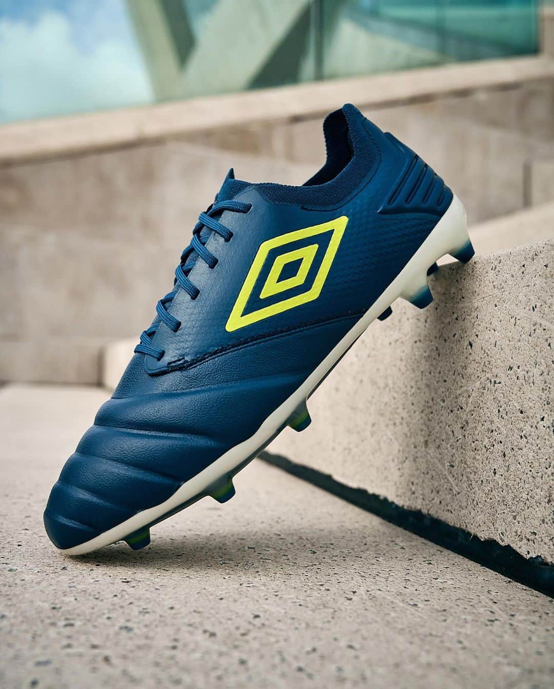 UMBROさんのインスタグラム写真 - (UMBROInstagram)「The Killer Pass ☠️. Slice the midfield in half with the Tocco Pro. Out now in Blue Sapphire, Lime Punch, White.  Hit the 🔗 in bio to find out more.   #umbro #umbrofootball #tocco #football #footballboots #bescaredofourgame」10月30日 19時16分 - umbro