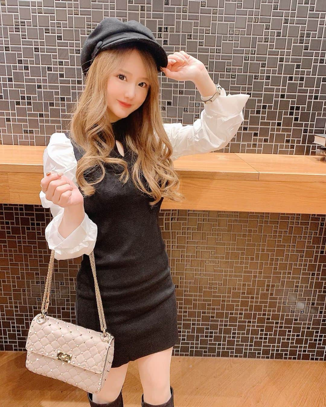 あだちまみのインスタグラム：「.  本日のコーデ♪ ニーハイブーツ大好き😘 ﻿ そして今日は﻿ クリスマス女子会を主催するので﻿ パーティー会場下見に来たよ♡﻿ 結婚式会場でするよ♡﻿ 素敵空間！！🎄🎅楽しみー！﻿ ﻿ ﻿#バレンティンノ#valentino#ロックスタッズ #ビジネス#副業#在宅ワーク#女性経営者﻿ #instalove#instagood#instafashion﻿ #tagforlikes#followback#ビジョビ#ビジョビジョ#ビジョスタ﻿」